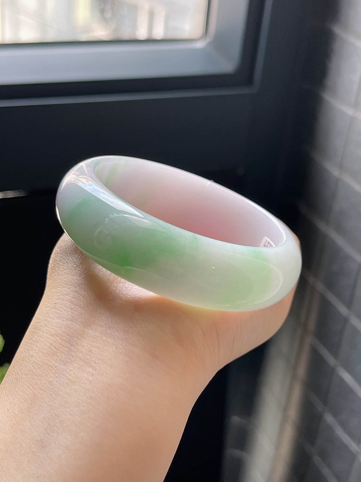 正圈58.5圈口，翡翠糯化种淡绿色春带彩手镯