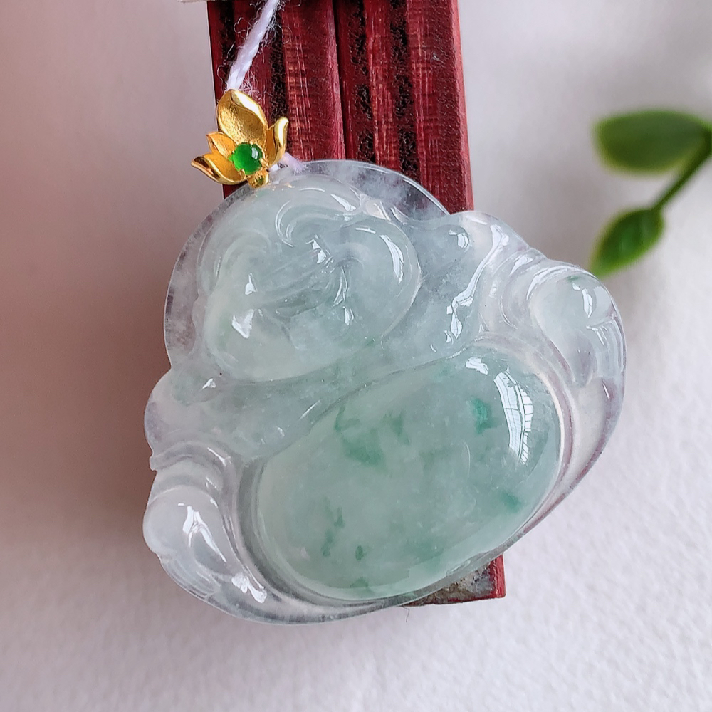 18k金扣冰润飘花佛公挂件 玉质细腻  精雕弥勒佛，笑佛福耳垂肩，面相喜庆，开怀大笑，憨态可掬。惟妙惟肖，寓意福禄双全，吉祥美满，笑口常开 W415.27  尺寸：23.8-28.3-5.6mm