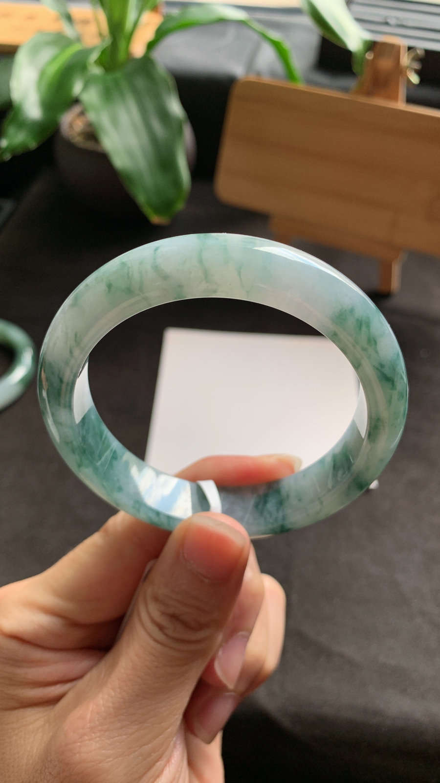 56圈口 天然A货翡翠飘花手镯 种水好 花色灵动