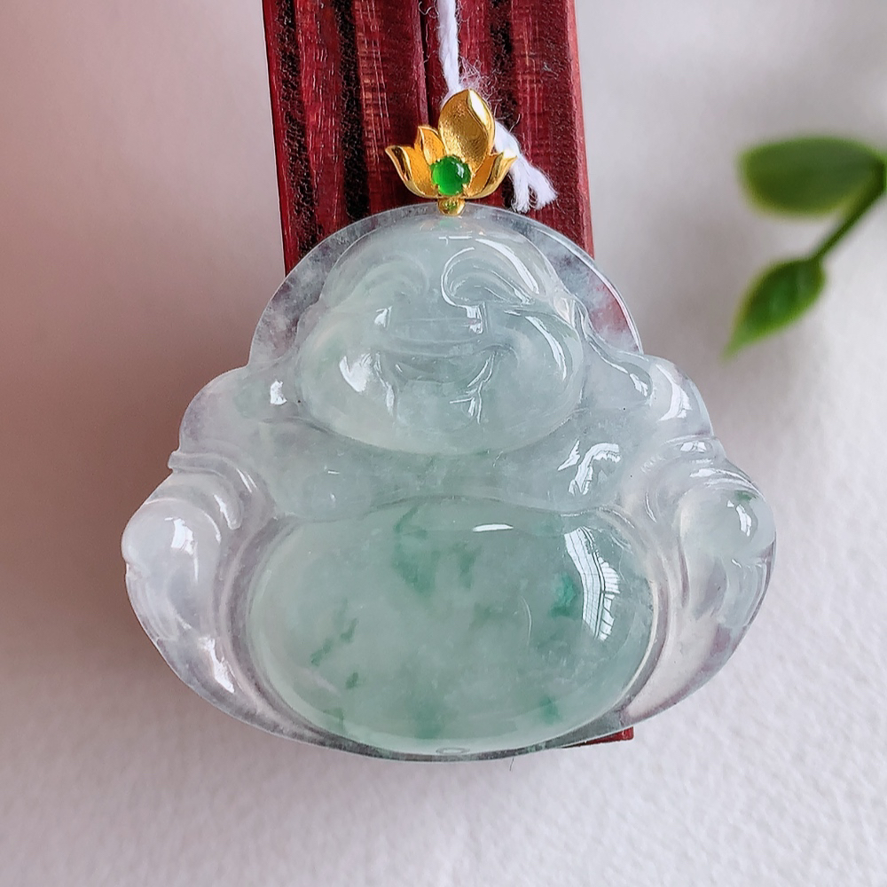 18k金扣冰润飘花佛公挂件 玉质细腻  精雕弥勒佛，笑佛福耳垂肩，面相喜庆，开怀大笑，憨态可掬。惟妙惟肖，寓意福禄双全，吉祥美满，笑口常开 W415.27  尺寸：23.8-28.3-5.6mm