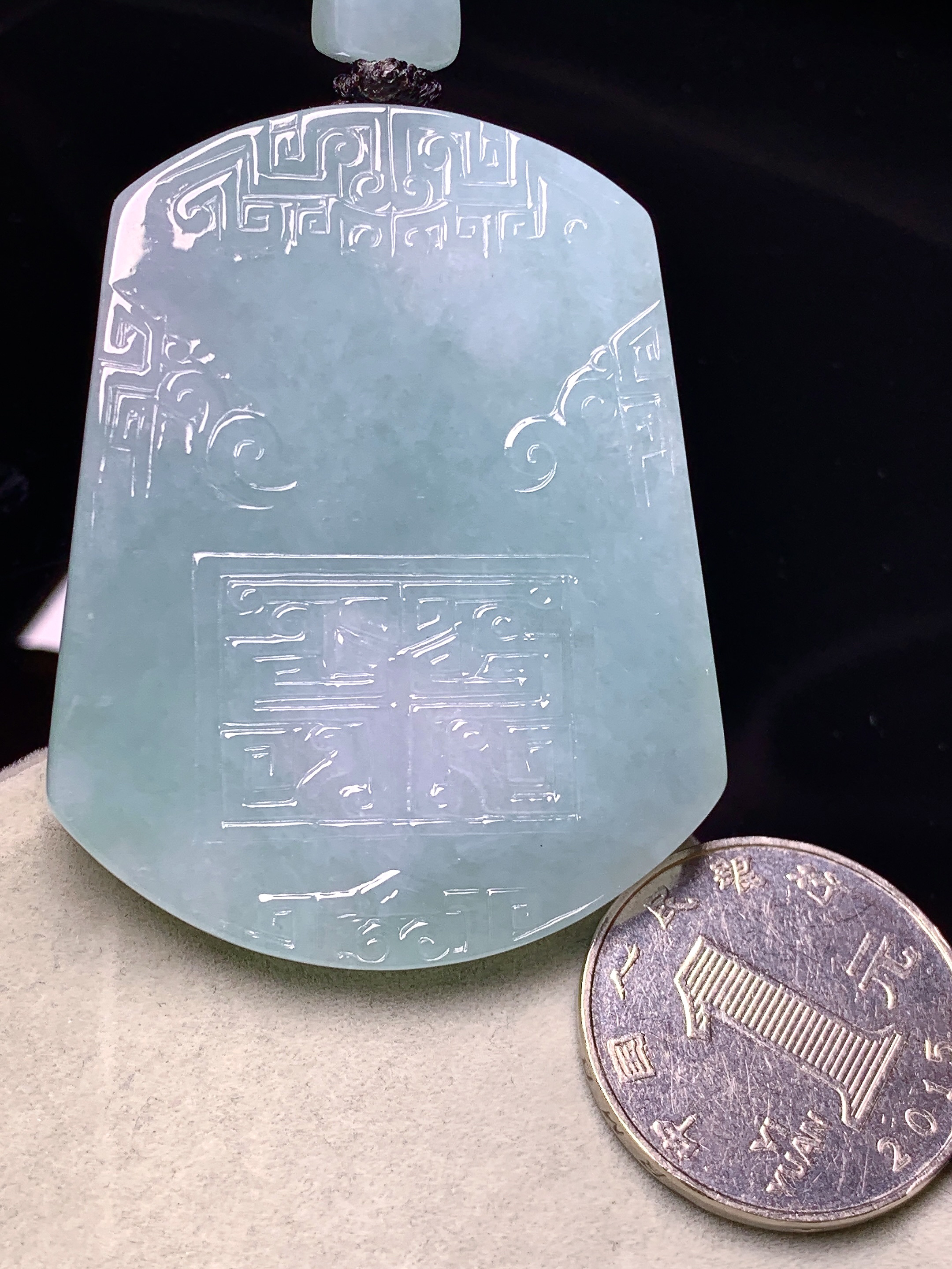 飘绿雕花牌吊坠 玉质细腻 色泽艳丽清新 水润亮眼 整体尺寸52.5*41.2*5.5L1