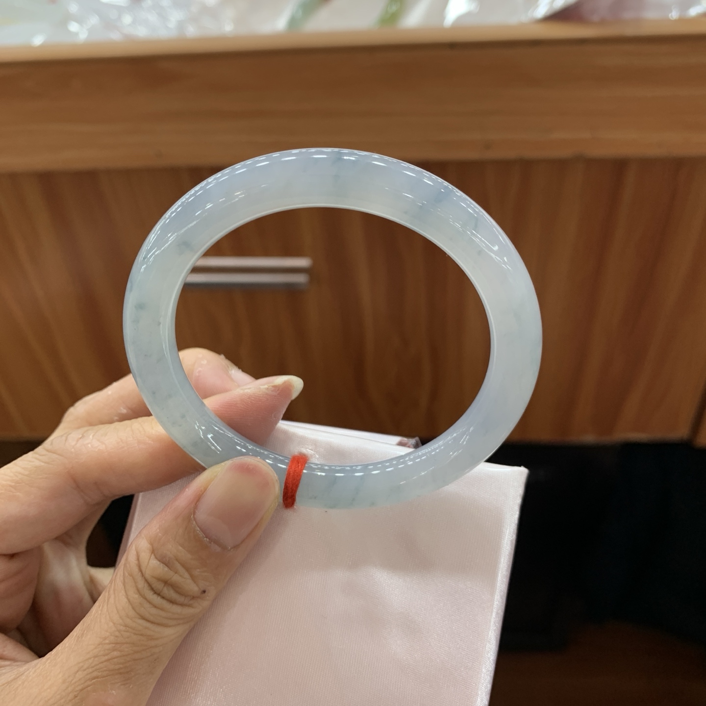 042921FN，飘花圆条翡翠手镯，56-9.1-8.5