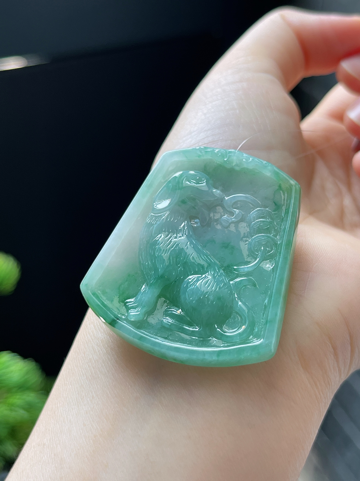 翡翠糯化种飘绿属相狗吊坠