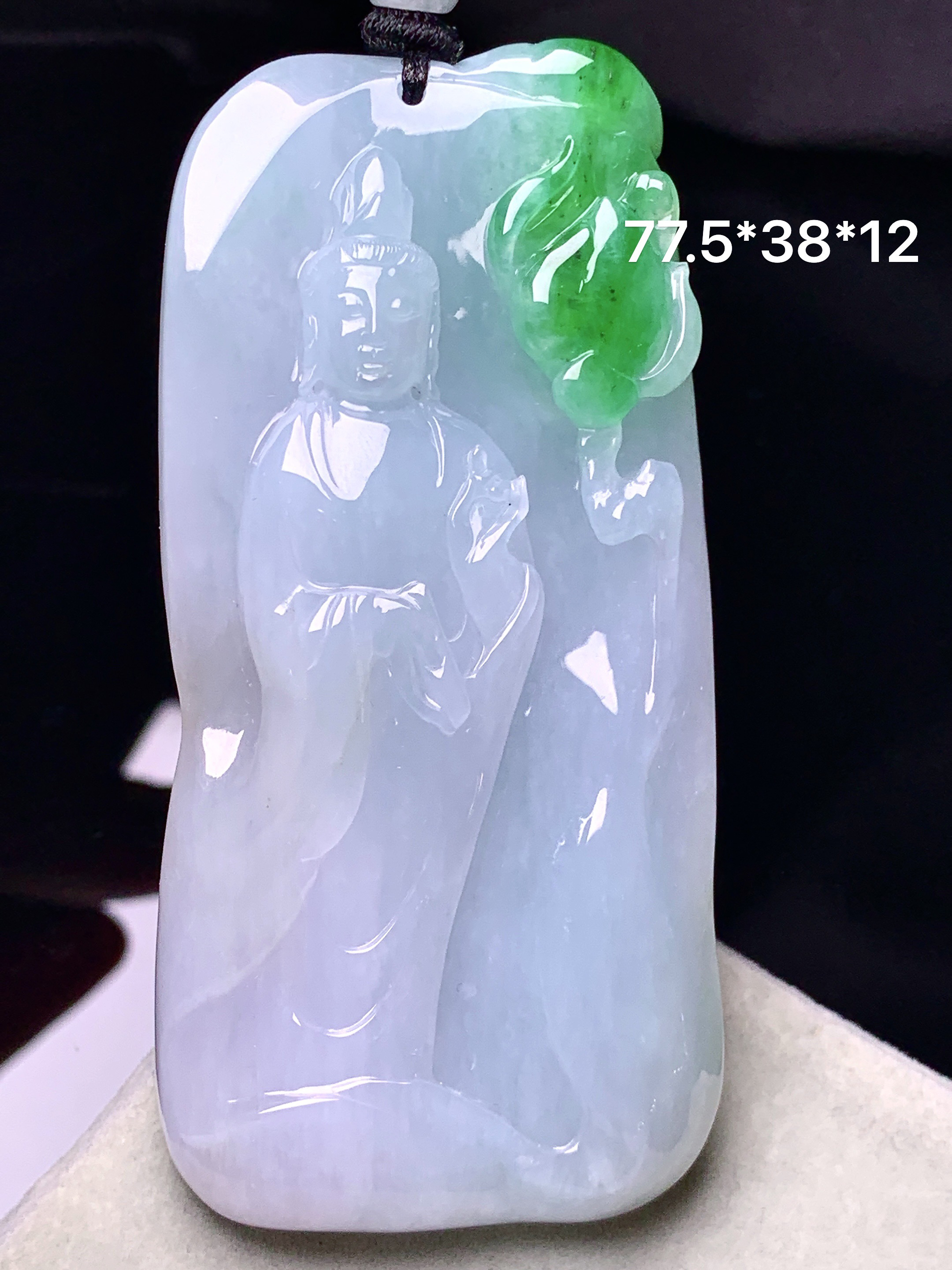 飘绿观音菩萨吊坠 玉质细腻 色泽艳丽清新 水润亮眼 整体尺寸77.5*38*12w1