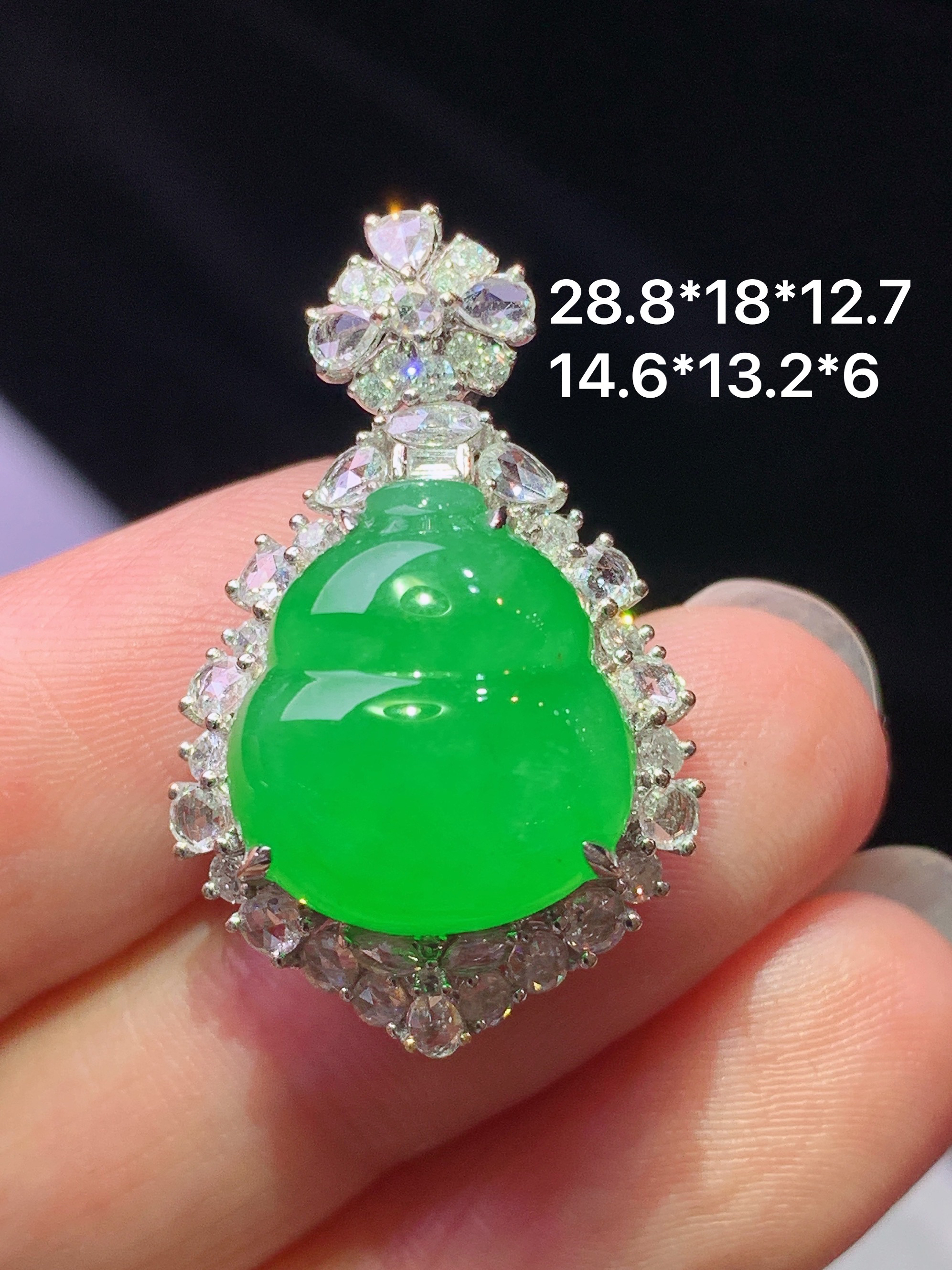 18k金钻镶嵌冰阳绿葫芦吊坠 玉质细腻 色泽艳丽清新 水润亮眼 整体尺寸28.8*18*12.7L3
