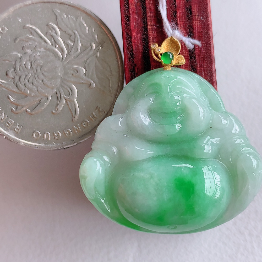 18k金扣冰润飘阳绿佛公挂件 玉质细腻  精雕弥勒佛，笑佛福耳垂肩，面相喜庆，开怀大笑，憨态可掬。惟妙惟肖，寓意福禄双全，吉祥美满，笑口常开 W415.27 尺寸：24.3-27-5.8mm