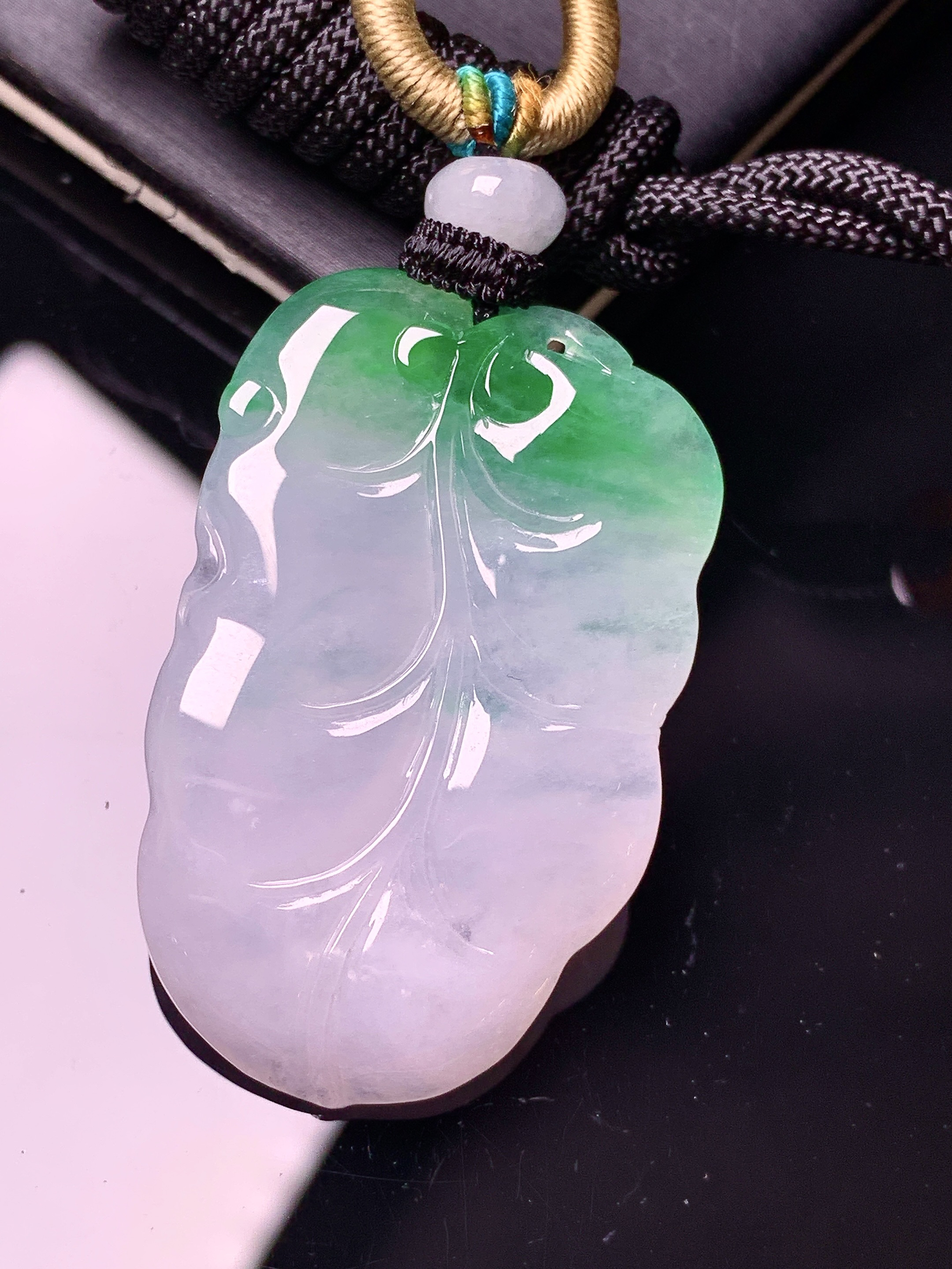 飘绿树叶吊坠 玉质细腻 色泽艳丽清新 水润亮眼 整体尺寸39.2*24.8*3.8w1