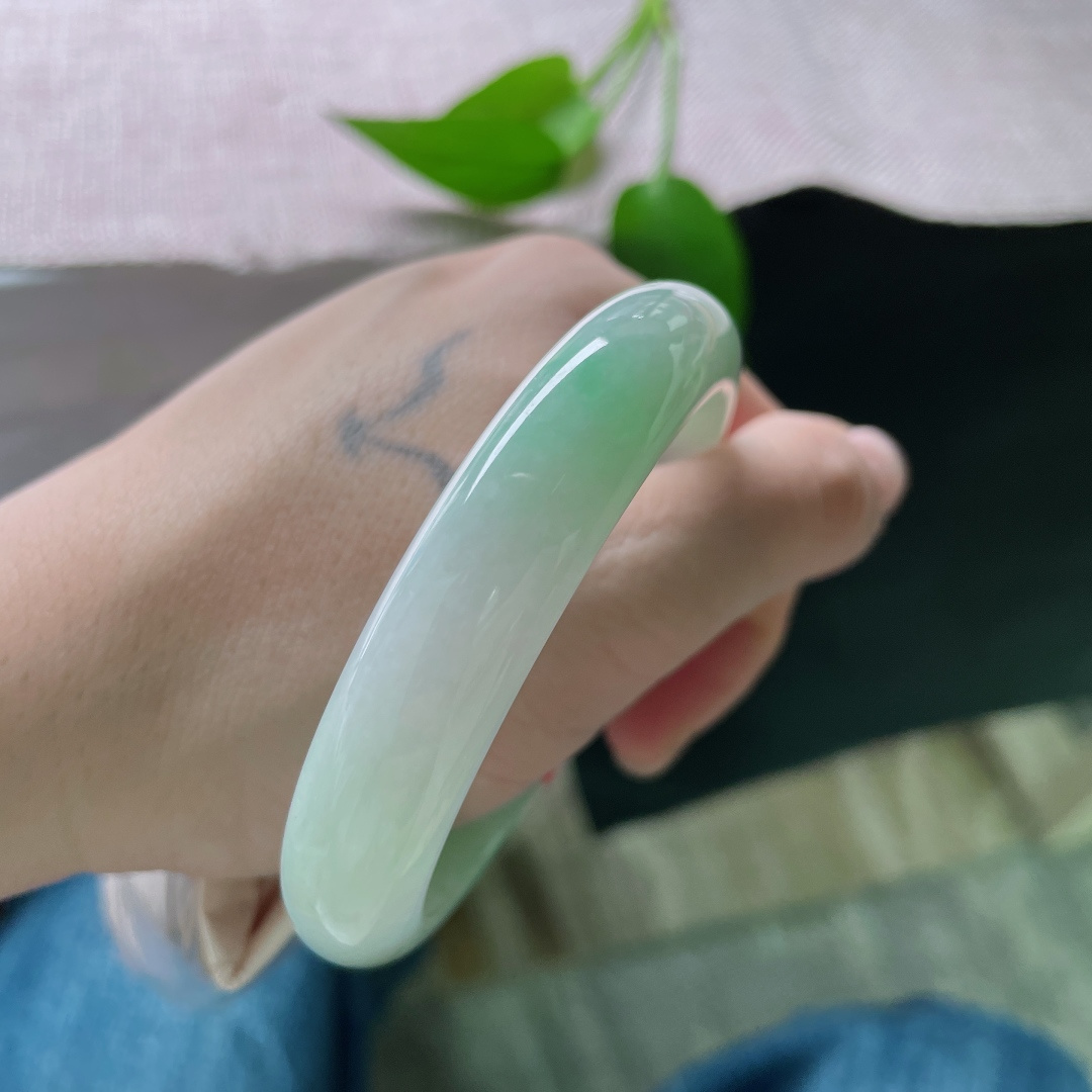 56.6/12.1/7.5飘绿正圈，温柔贤惠，素净，简约不简单，质地温润，无裂，ss52222a