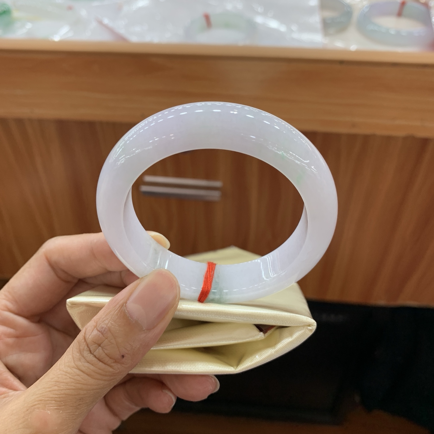 042902FN，飘花正圈翡翠手镯，52-13.5-9