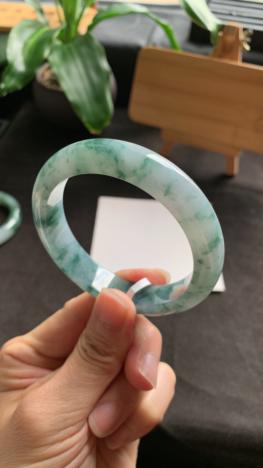 56圈口 天然A货翡翠飘花手镯 种水好 花色灵动