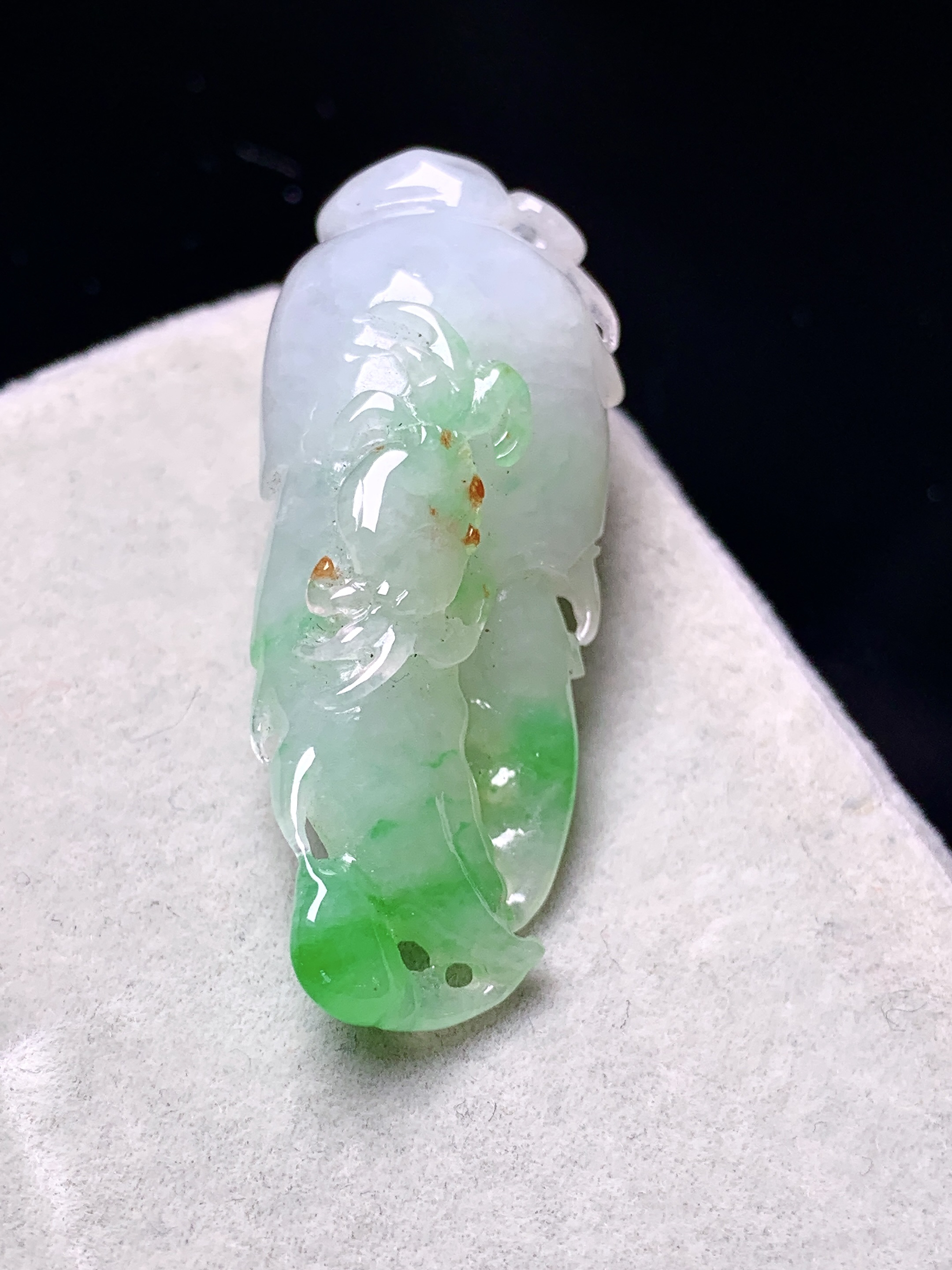 飘绿蟹钳吊坠 玉质细腻 色泽艳丽清新 水润亮眼 整体尺寸37.5*15.5*10a5