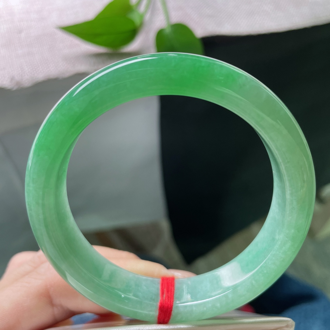 58.3/13.2/8.8，绿底正圈，凝翠一方，聚天地之碧。 满绿是大自然最慷慨的馈赠。无裂，洒金，