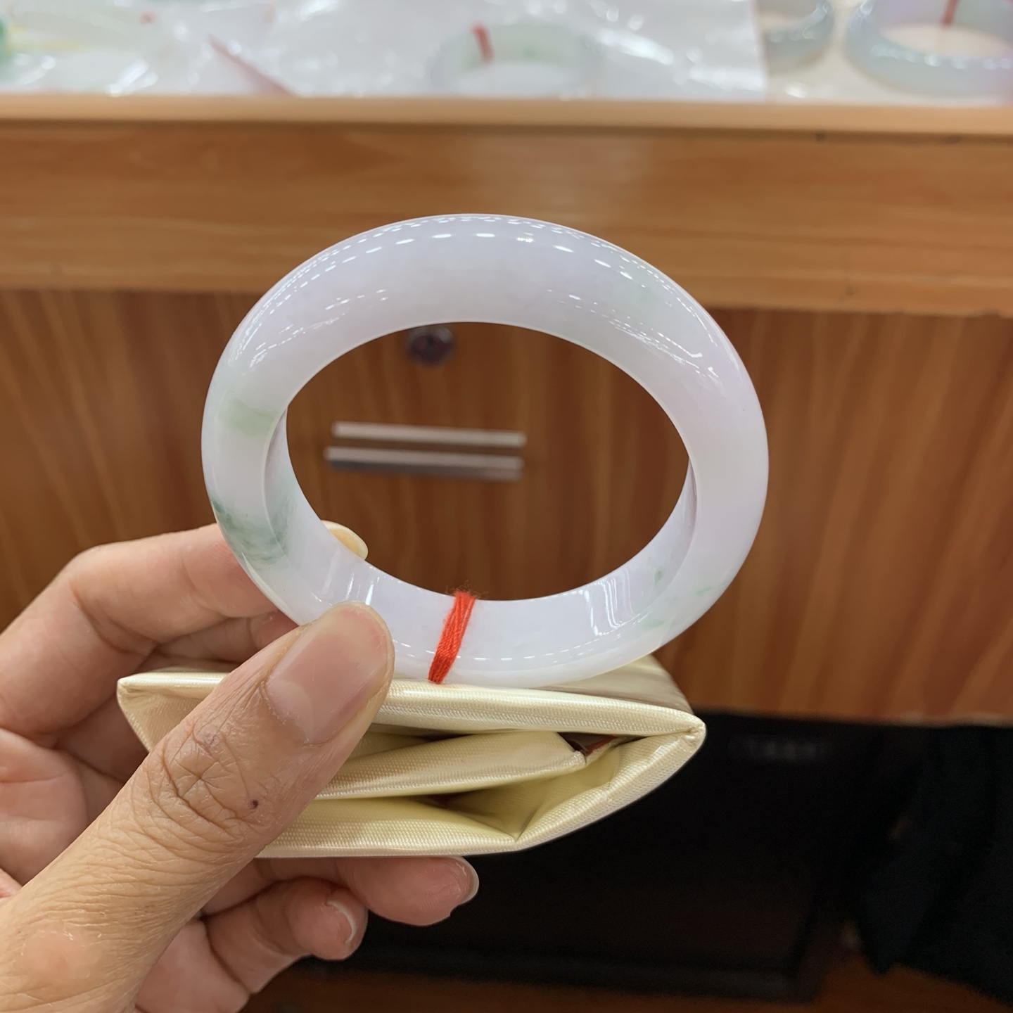 042902FN，飘花正圈翡翠手镯，52-13.5-9