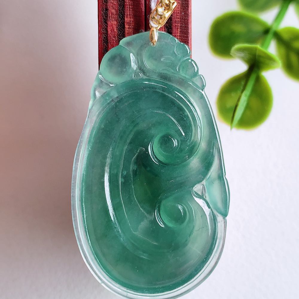 18k金扣冰润蓝冰吉祥如意翡翠吊坠  寓意“万事如意，吉祥如意,福寿绵长 心想事成”饱满大气，通透水润  W415.27  尺寸：38.5-22.5-3.6mm