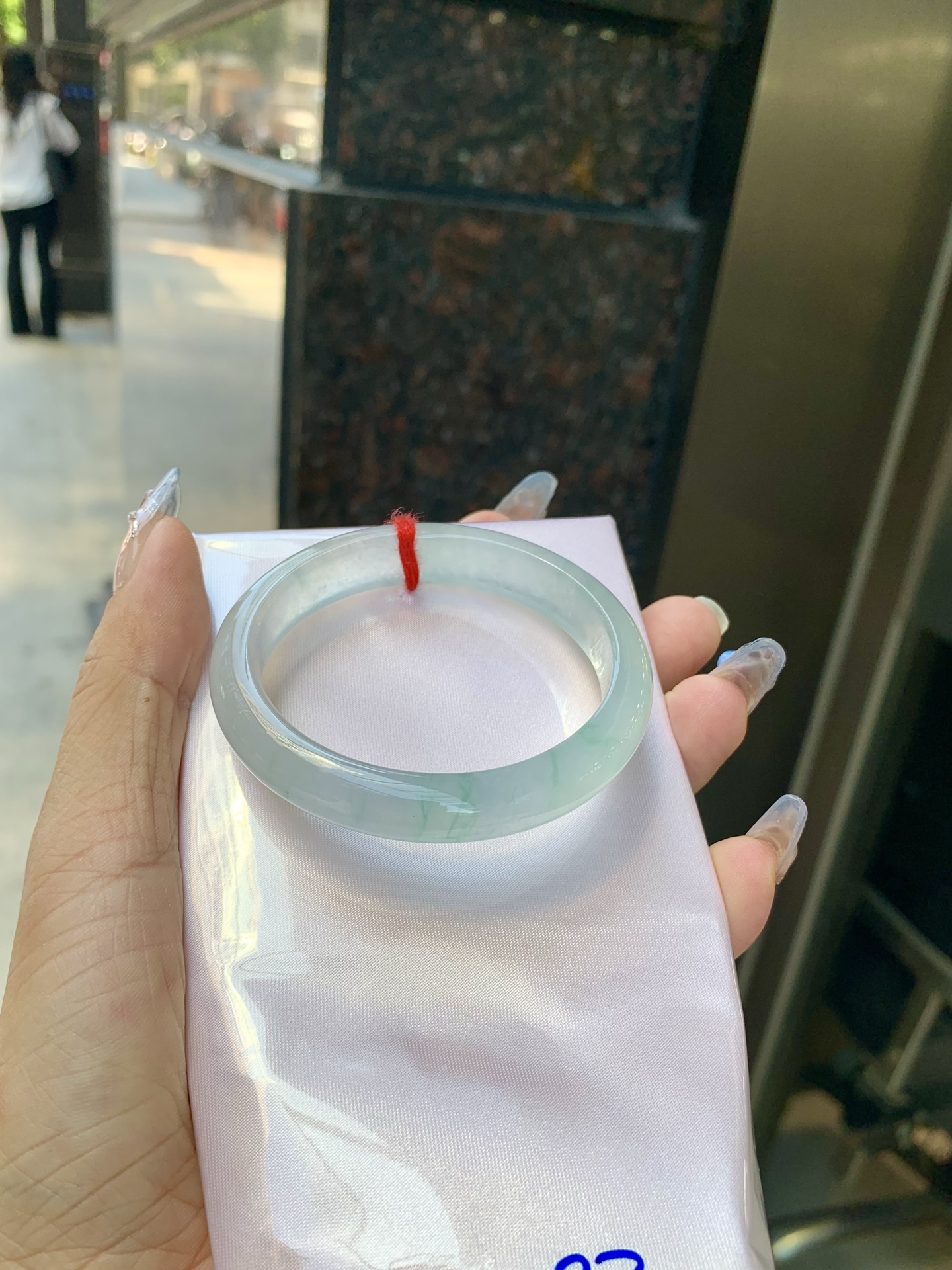冰飘花贵妃，52-46-6.8-10.7，0430-285-33，打灯多处纹，不扣手，底妆冰透起光，蓝花灵动飘逸，勾勒出一幅唯美诗意的山水意境画，古典优雅又秀气