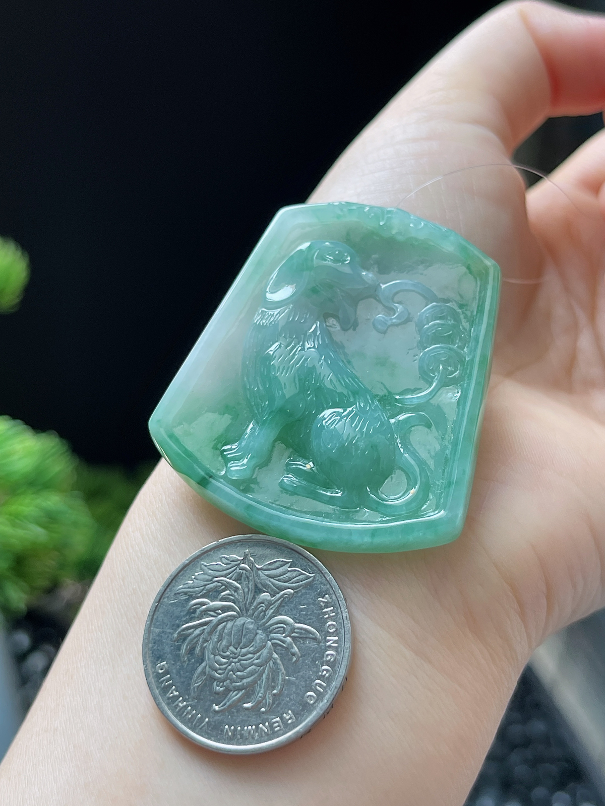 翡翠糯化种飘绿属相狗吊坠