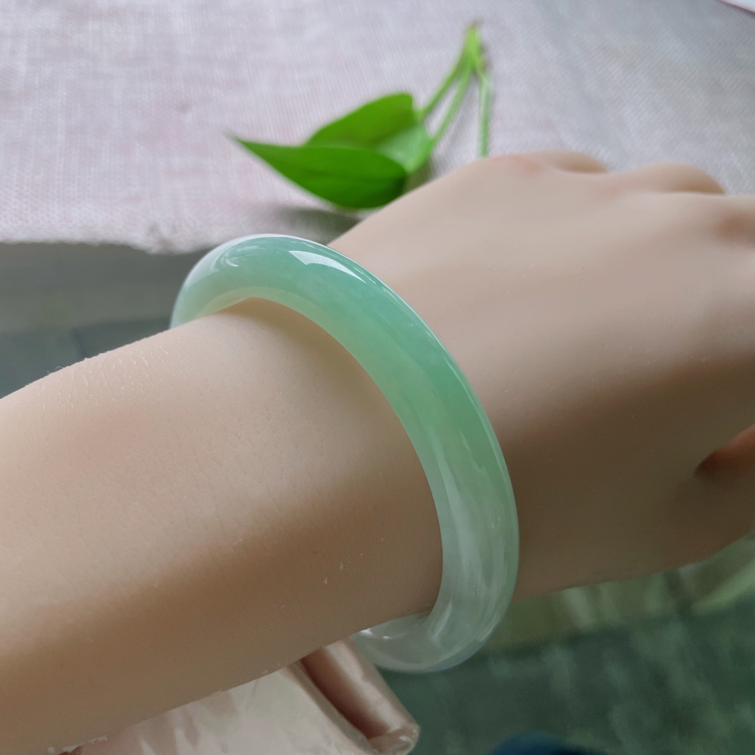 绿底正圈，水润，细腻，窄条秀丽，清馨怡人，无裂，54591a