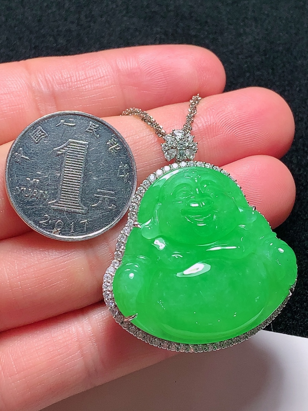 ️18k金镶嵌冰种阳绿佛公吊坠，色泽艳丽，种老水头好，又冰又润，饱满无裂：42/37.4/14.8mm裸石：32.5/34.6/5.8mm，编号