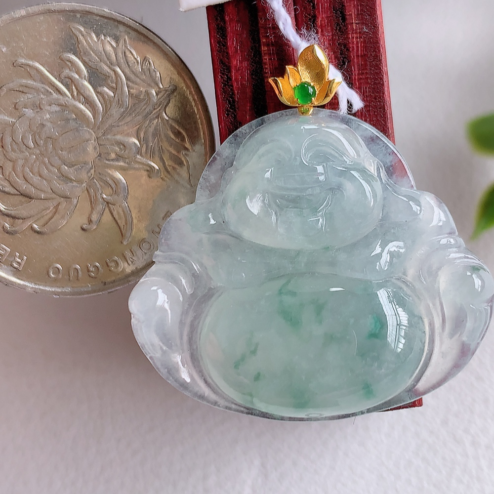 18k金扣冰润飘花佛公挂件 玉质细腻  精雕弥勒佛，笑佛福耳垂肩，面相喜庆，开怀大笑，憨态可掬。惟妙惟肖，寓意福禄双全，吉祥美满，笑口常开 W415.27  尺寸：23.8-28.3-5.6mm