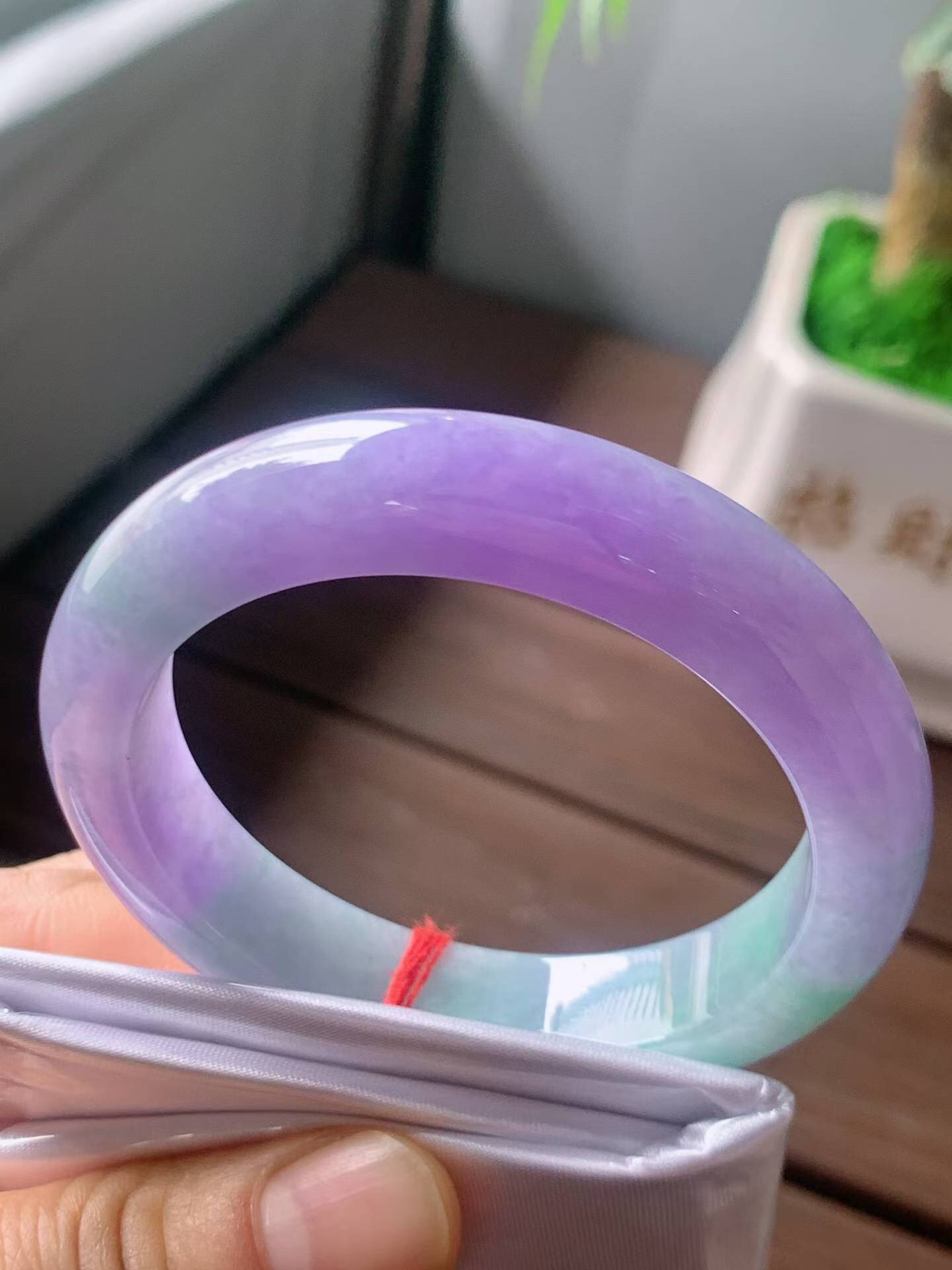【翡翠名称】老坑种春带彩52.2正圈口手镯
【翡翠尺寸】52.2/12.1/8mm适合51.2-53.5正圈口佩戴
【翡翠描述】宝贝种老水足，玉质细腻，色泽靓丽，性价比高，佩戴效果好！
【其它赠送】权威证书/精美挂绳盒子/支持全国复检