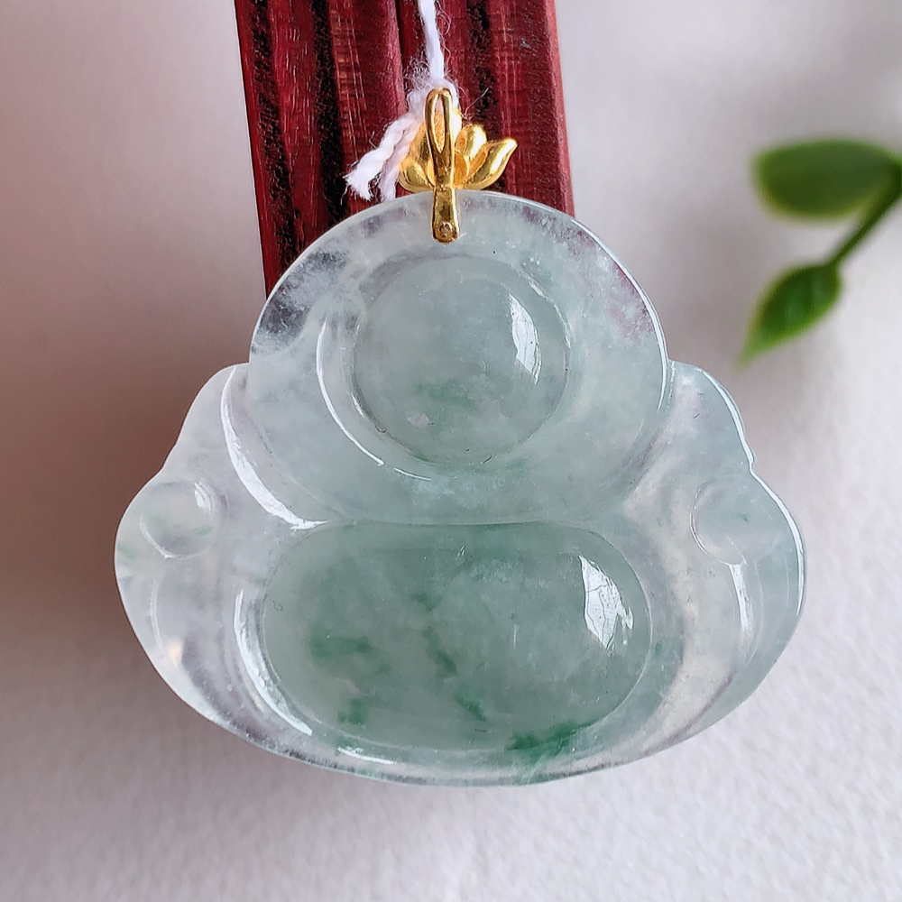 18k金扣冰润飘花佛公挂件 玉质细腻  精雕弥勒佛，笑佛福耳垂肩，面相喜庆，开怀大笑，憨态可掬。惟妙惟肖，寓意福禄双全，吉祥美满，笑口常开 W415.27  尺寸：23.8-28.3-5.6mm