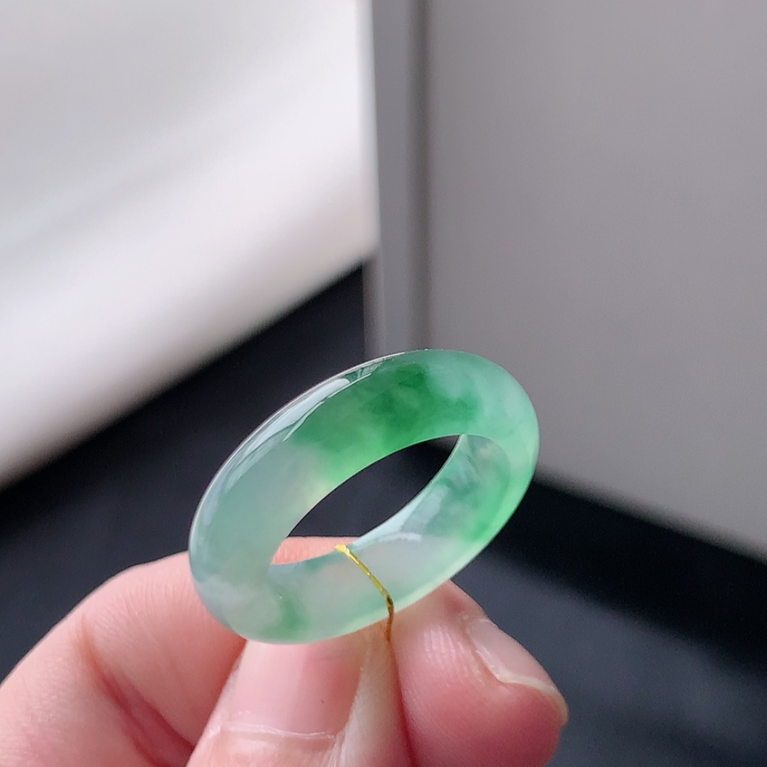冰飘花戒圈，翠色清新，种老底子细腻，佩戴简单大方，货号10428，24.8-5.9-3.9