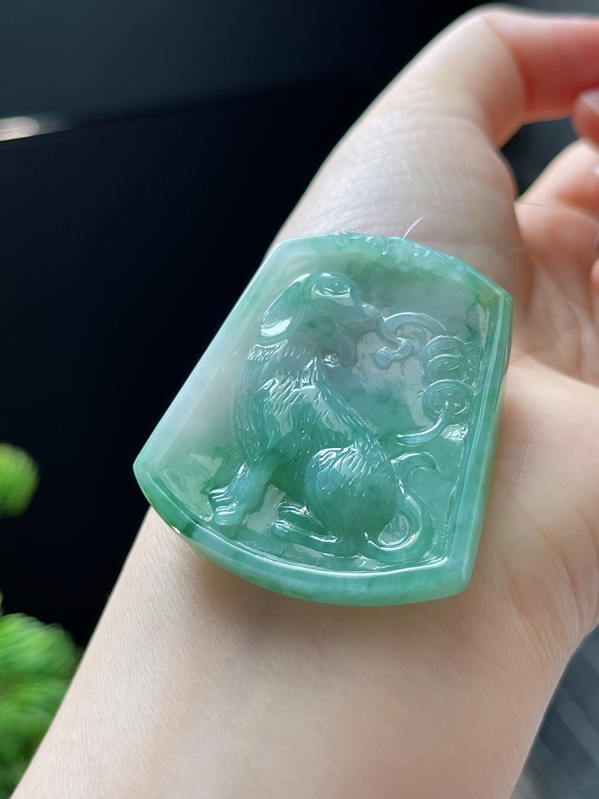 翡翠糯化种飘绿属相狗吊坠