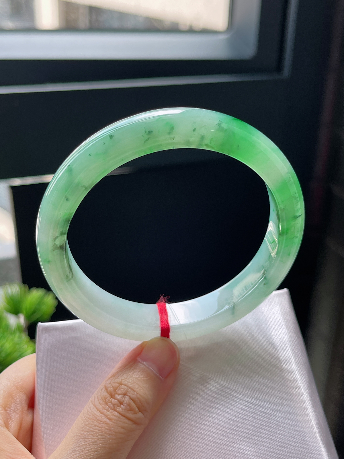 正圈61.1圈口，翡翠冰糯种飘绿手镯