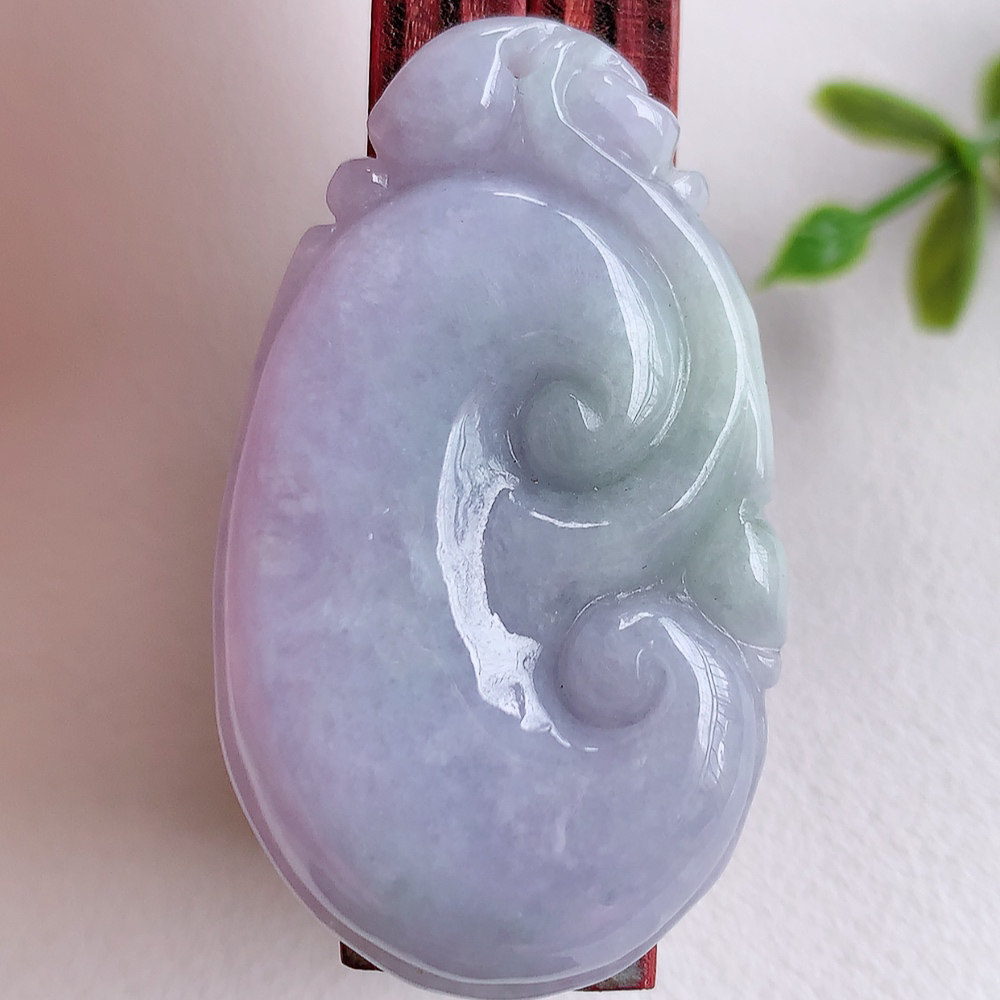 冰润紫罗兰吉祥如意翡翠吊坠  寓意“万事如意，吉祥如意,福寿绵长 心想事成”饱满大气，通透水润  W415.27  尺寸：42.3-24.6-6.8mm