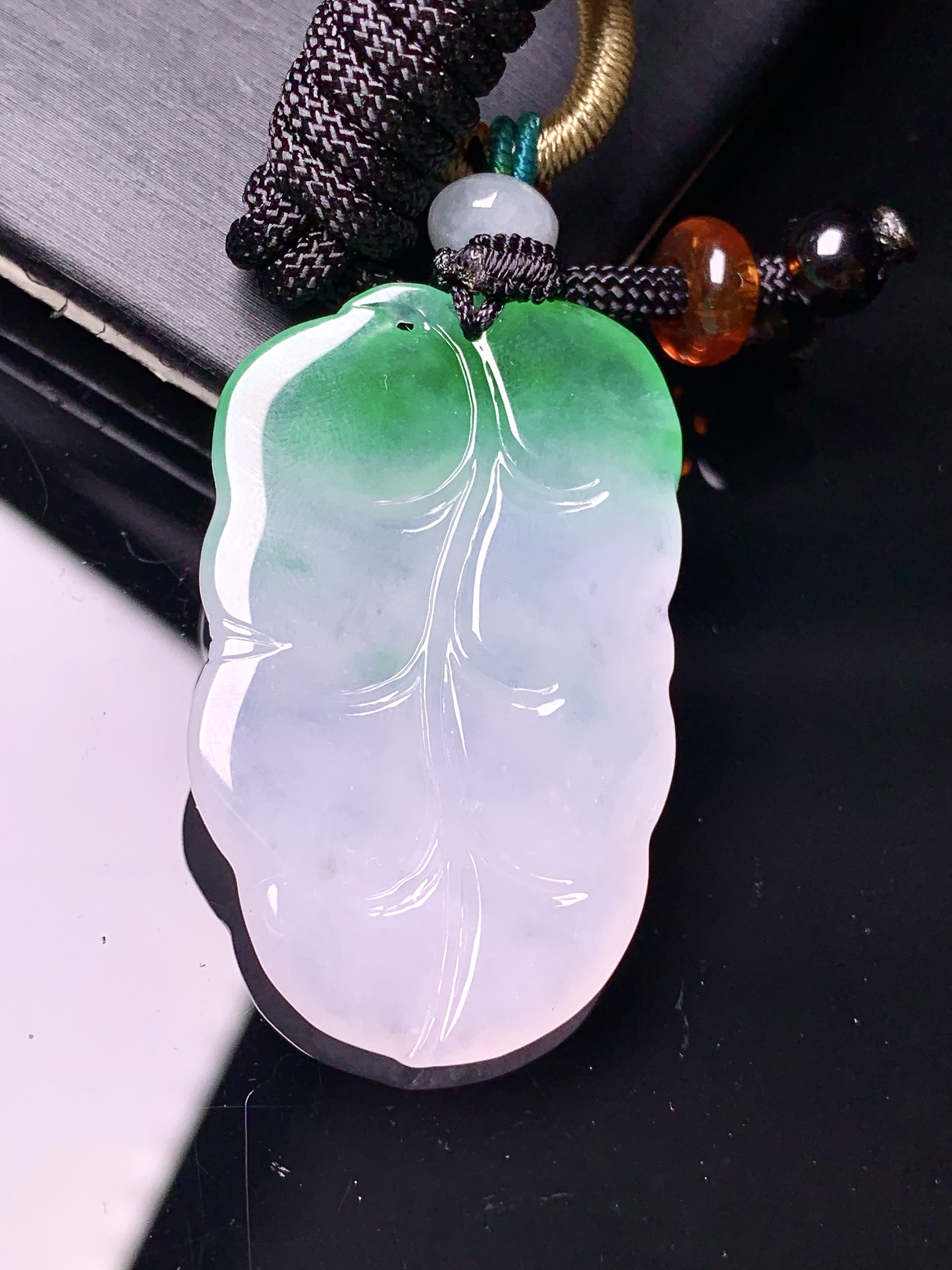 飘绿树叶吊坠 玉质细腻 色泽艳丽清新 水润亮眼 整体尺寸39.2*24.8*3.8w1