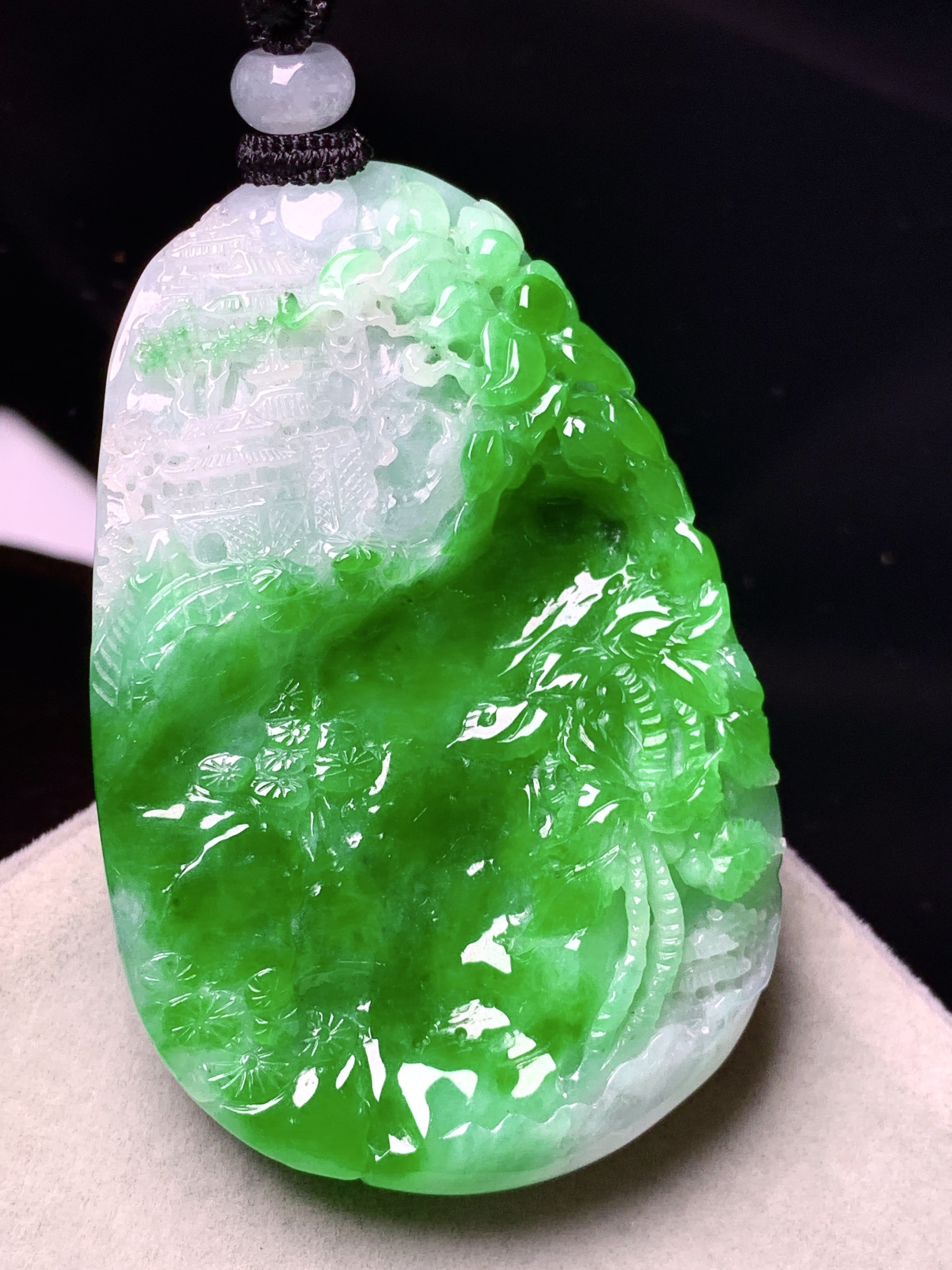 飘绿山水牌子吊坠 玉质细腻 色泽艳丽清新 水润亮眼 整体尺寸56.5*36.8*10w1