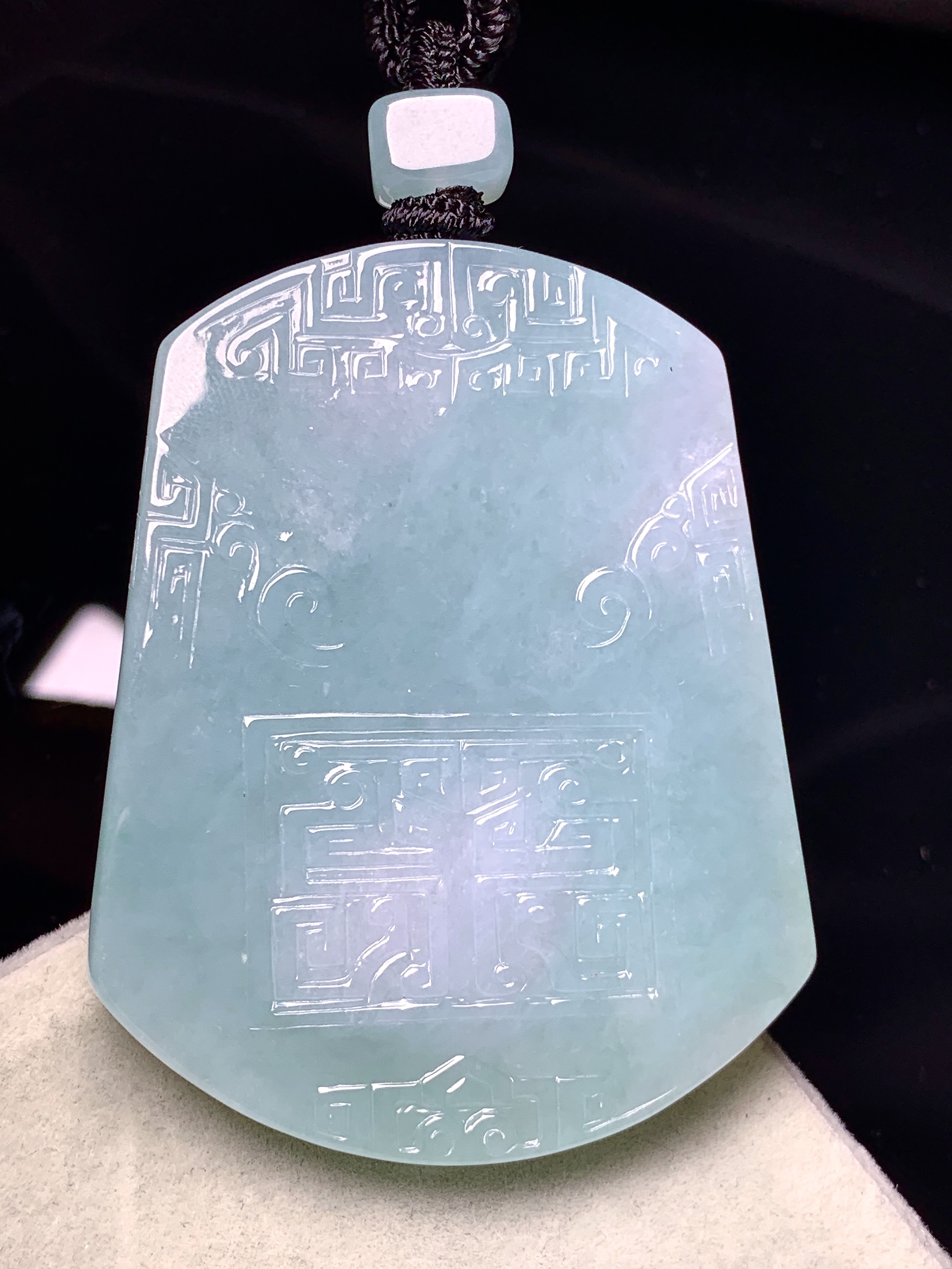 飘绿雕花牌吊坠 玉质细腻 色泽艳丽清新 水润亮眼 整体尺寸52.5*41.2*5.5L1