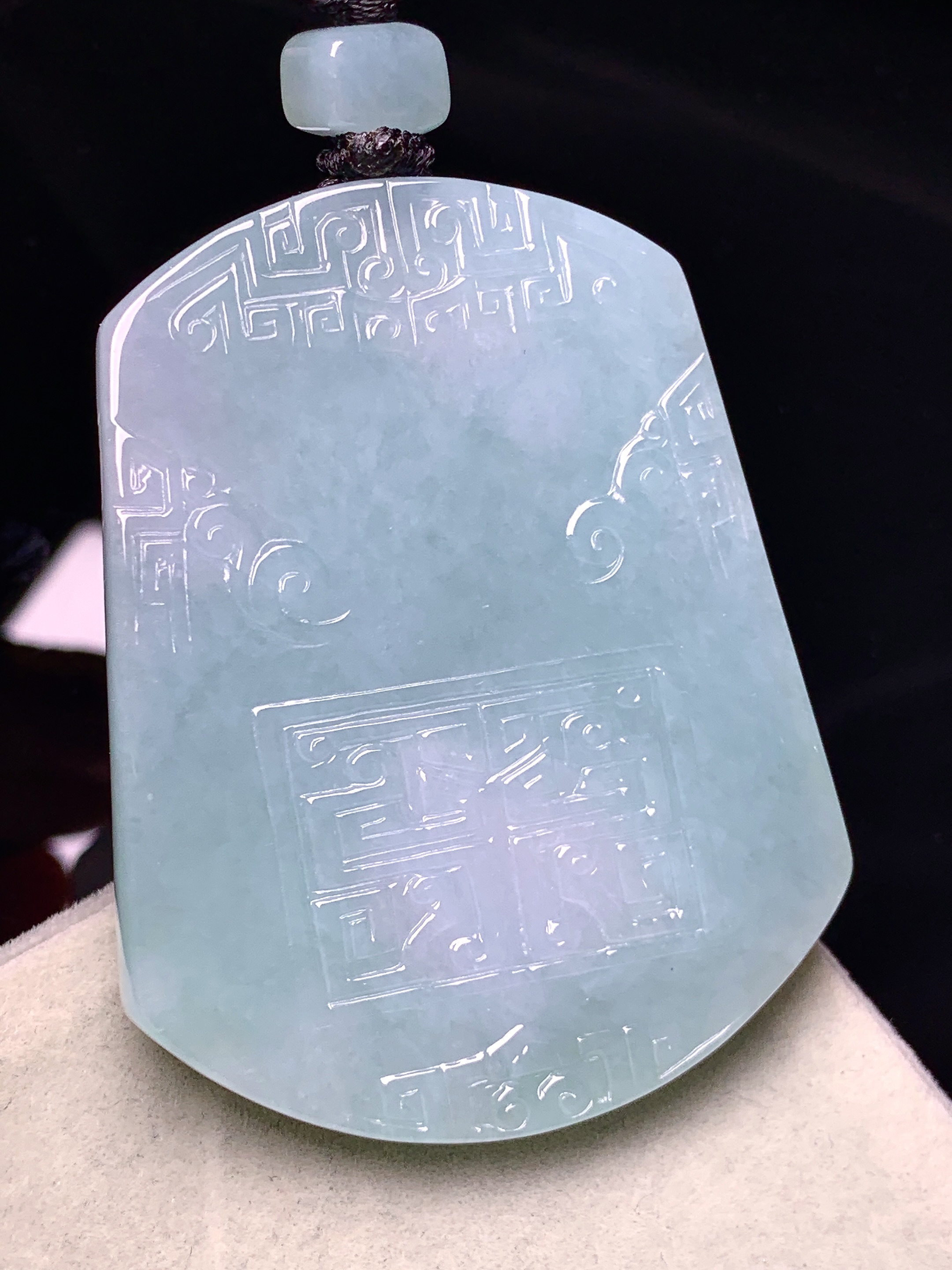 飘绿雕花牌吊坠 玉质细腻 色泽艳丽清新 水润亮眼 整体尺寸52.5*41.2*5.5L1