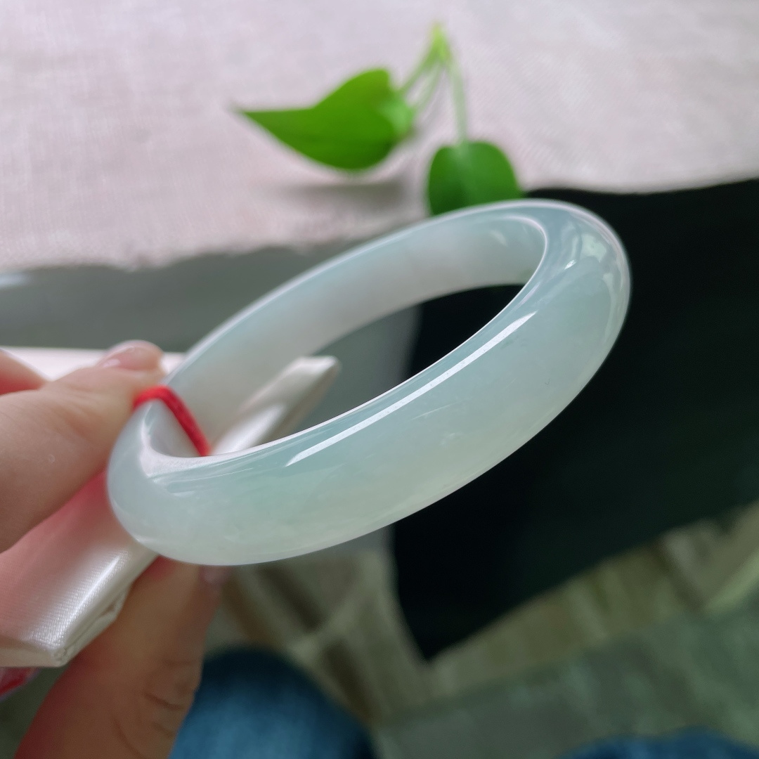 57/11.9/8.3，淡蓝底正圈，干净，清透，带着一丝凉意，温婉淑雅，无裂，ss52173a