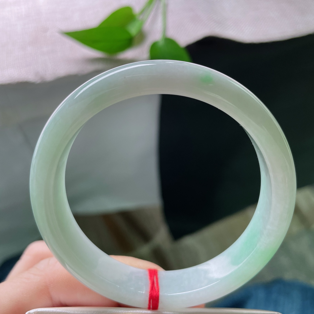 56.6/12.1/7.5飘绿正圈，温柔贤惠，素净，简约不简单，质地温润，无裂，ss52222a