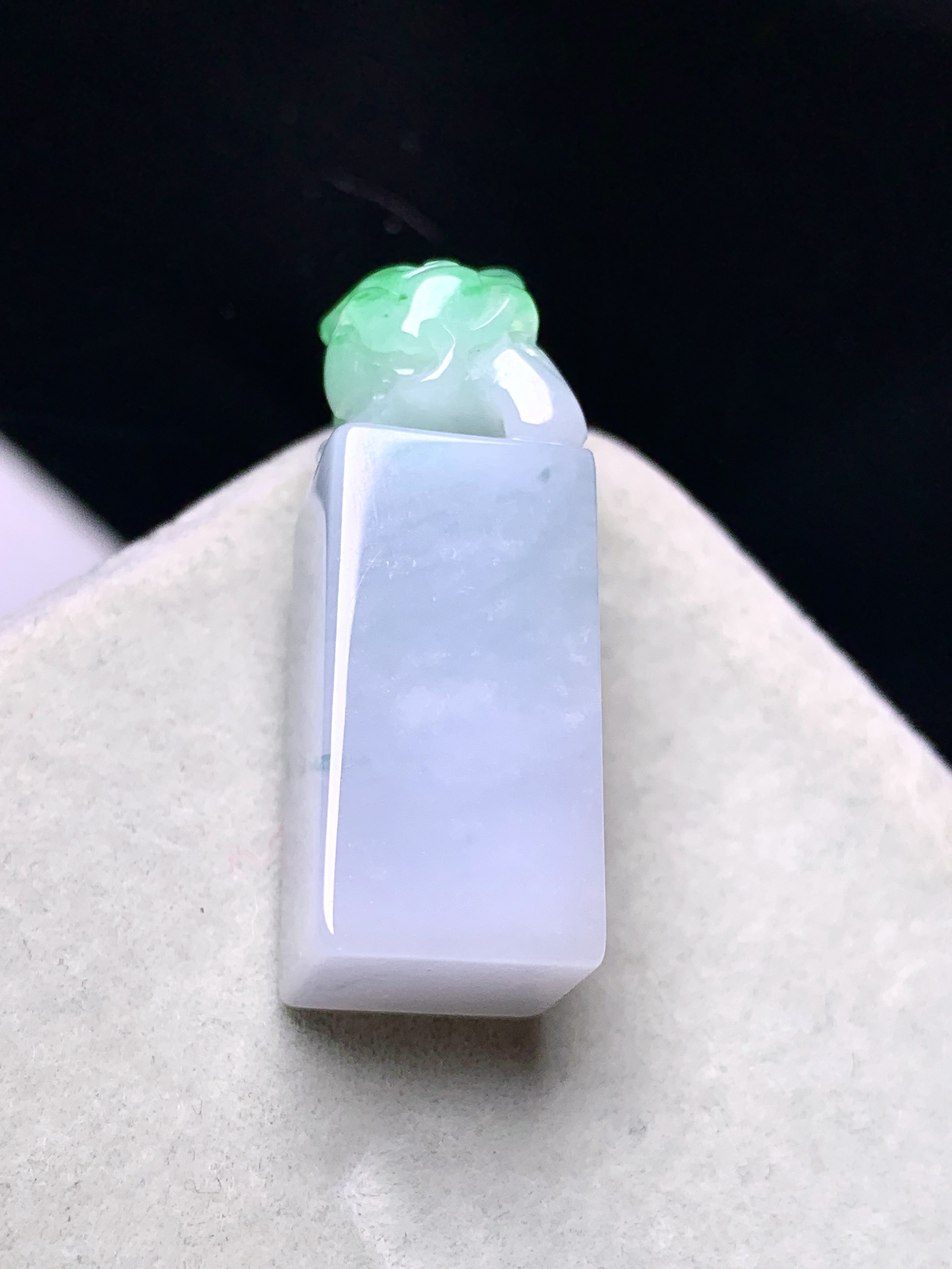 飘绿貔貅印章吊坠 玉质细腻 色泽艳丽清新 水润亮眼 整体尺寸36.2*12*11.3a5