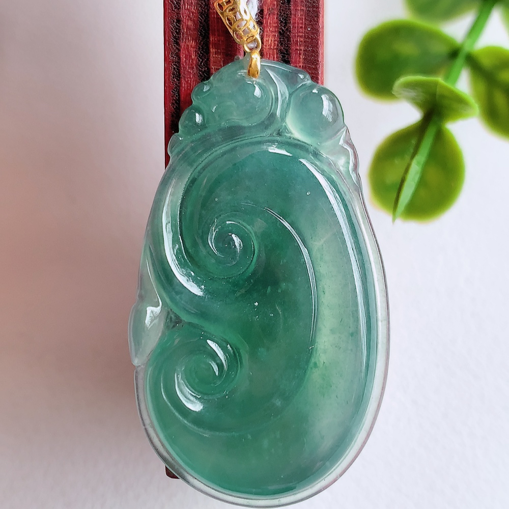 18k金扣冰润蓝冰吉祥如意翡翠吊坠  寓意“万事如意，吉祥如意,福寿绵长 心想事成”饱满大气，通透水润  W415.27  尺寸：38.5-22.5-3.6mm