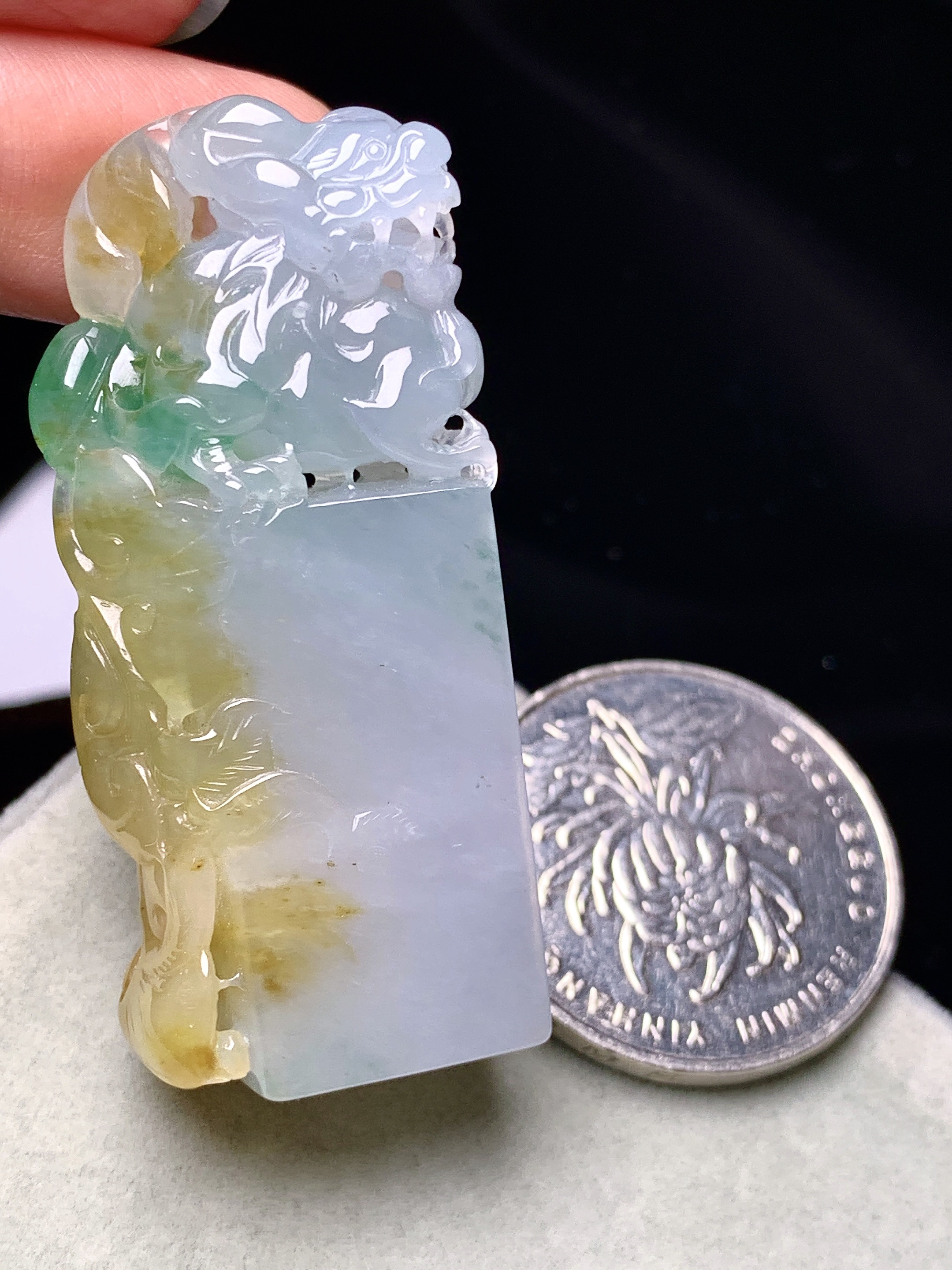 飘黄绿翡貔貅印章吊坠 玉质细腻 色泽艳丽清新 水润亮眼 整体尺寸47*19.5*12c1