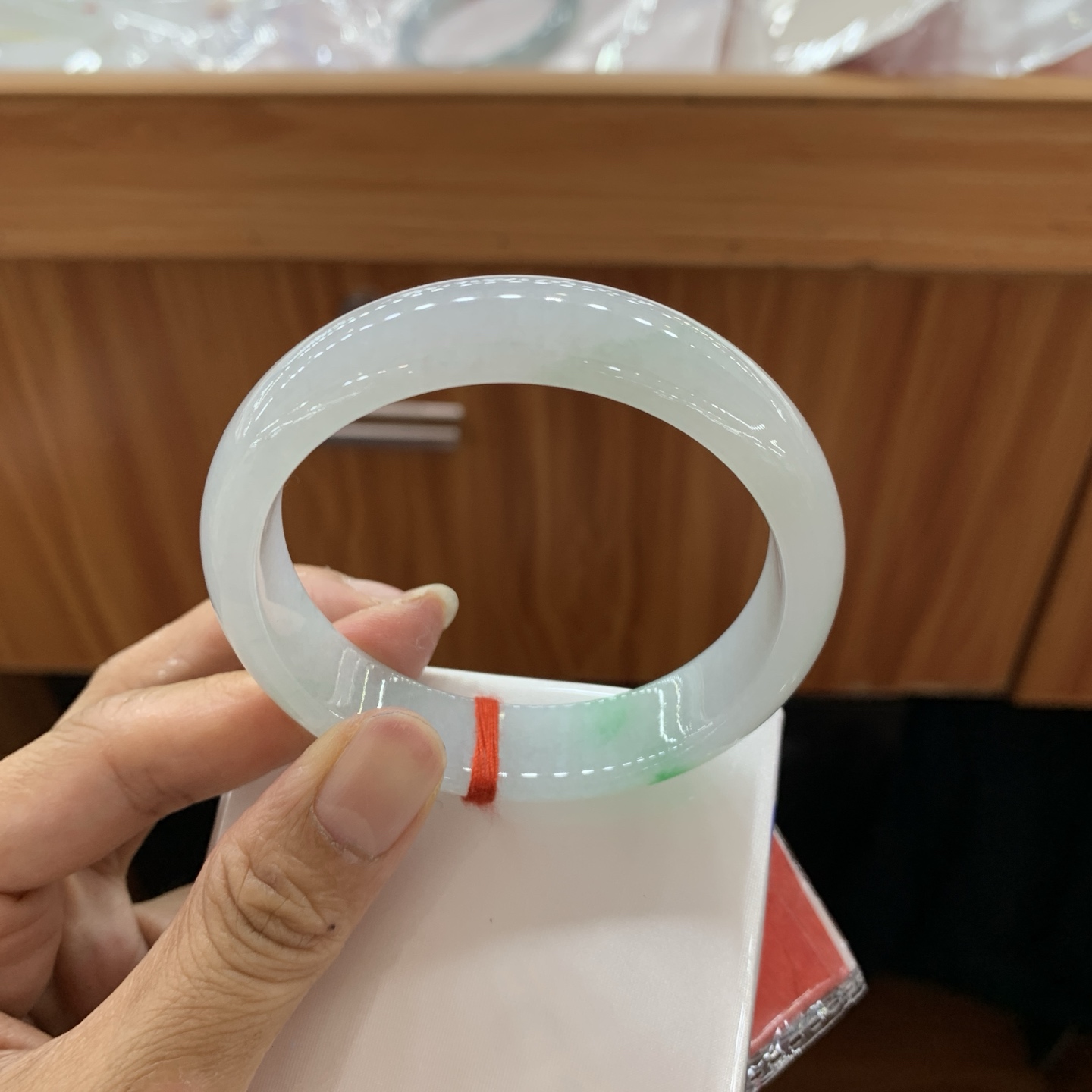 042922GX，飘绿宽版正圈翡翠手镯，56.7-14.3-7.5