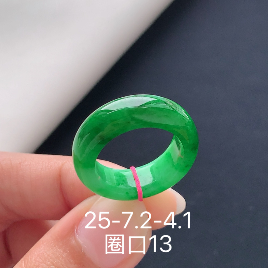 冰阳绿戒圈，冰润细腻，种色饱满佩戴落落大方，货号18428，25-7.2-4.1