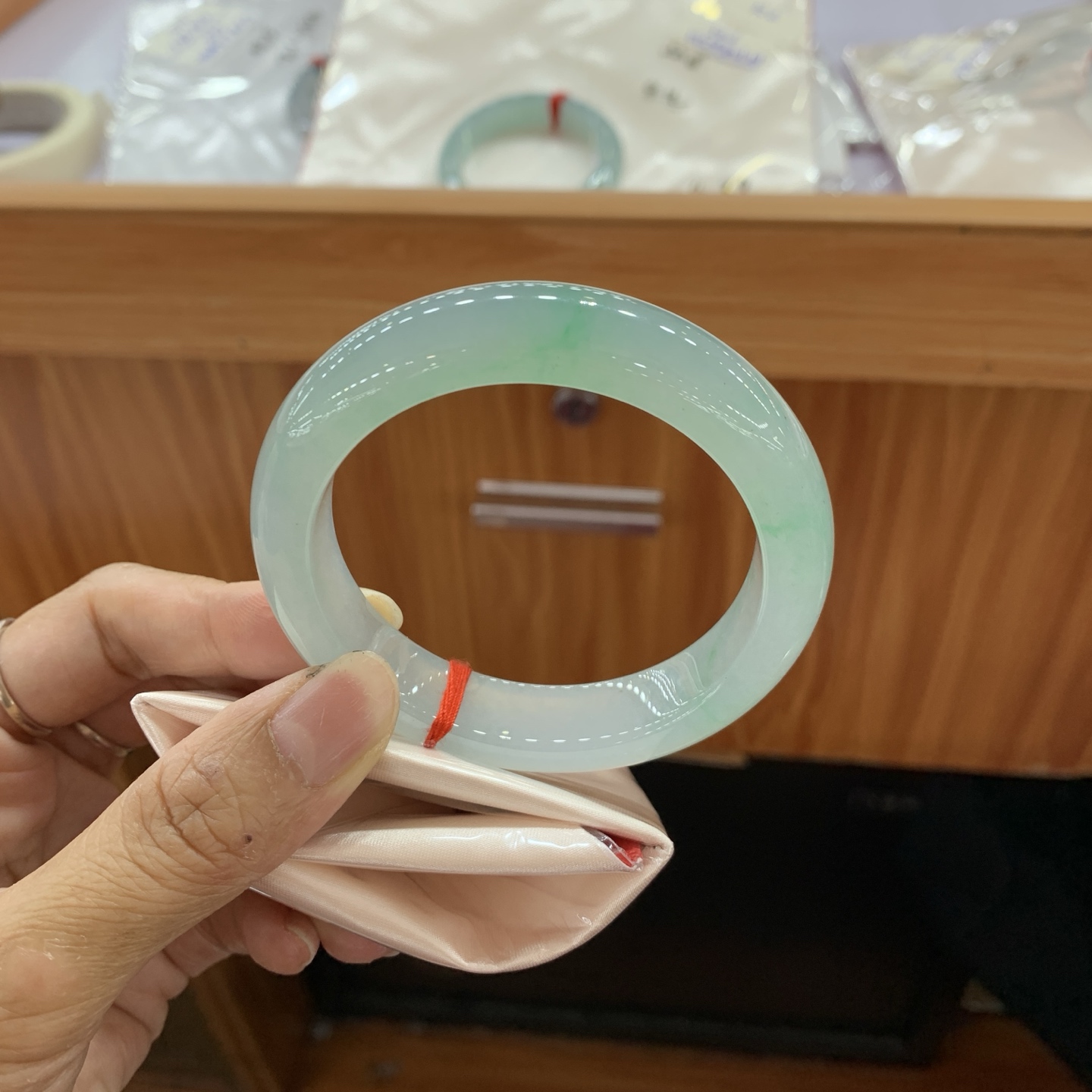 042905JJ，冰绿底飘绿正圈翡翠手镯，56.2/13.2/9.3