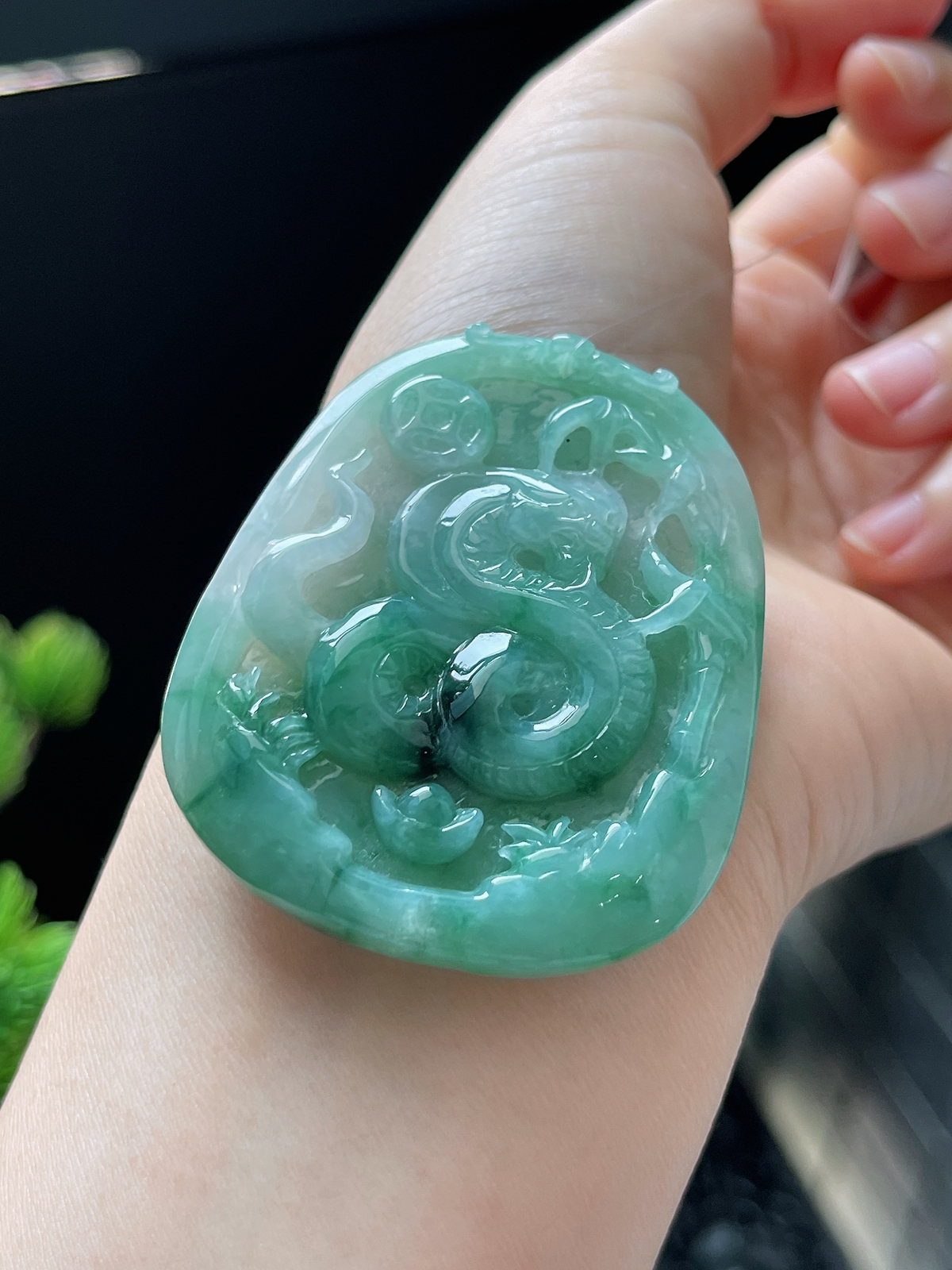翡翠糯化种飘绿生肖蛇牌
