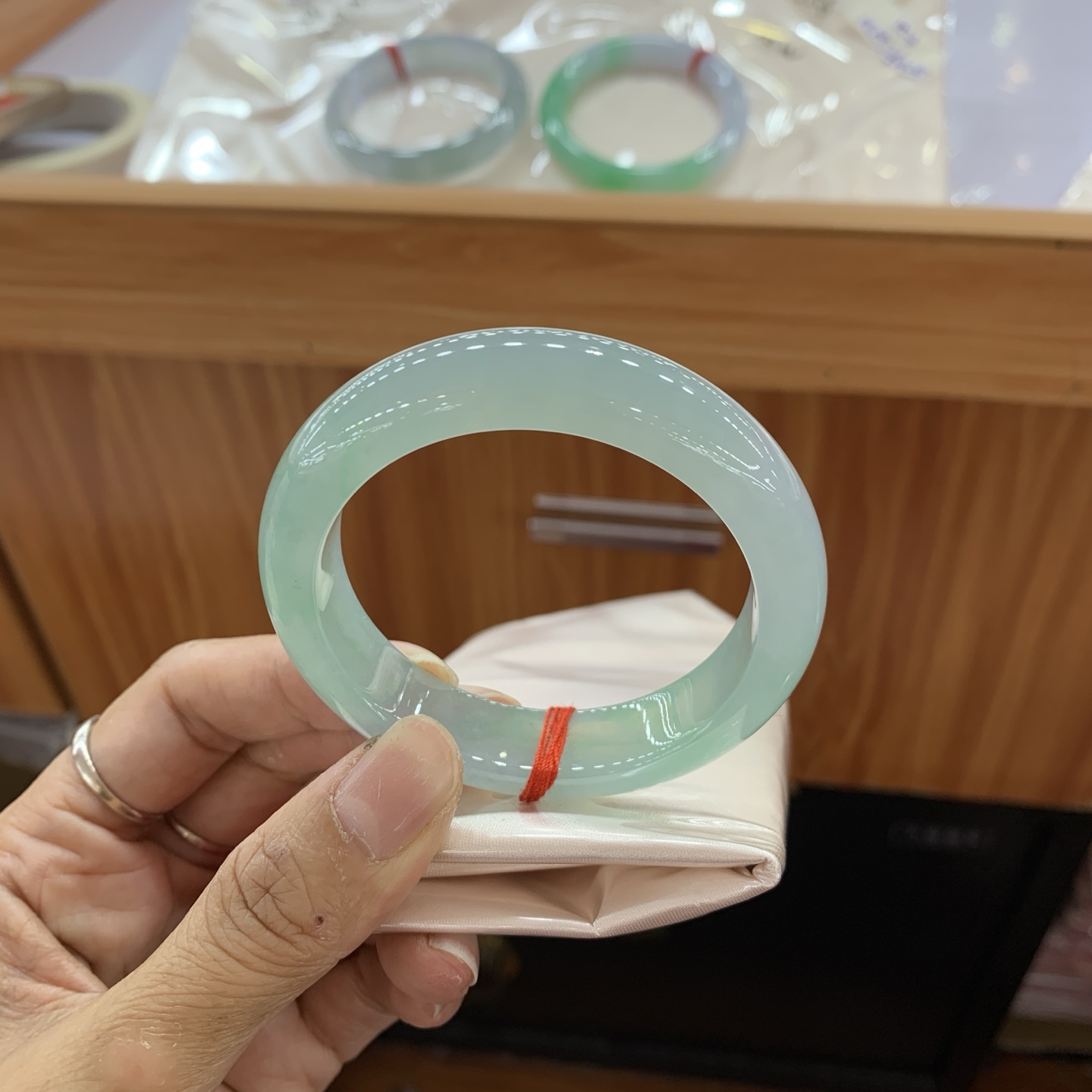 042902JJ，冰绿底正圈正圈翡翠手镯，52.8-12.7-8.5，编号042902JJ