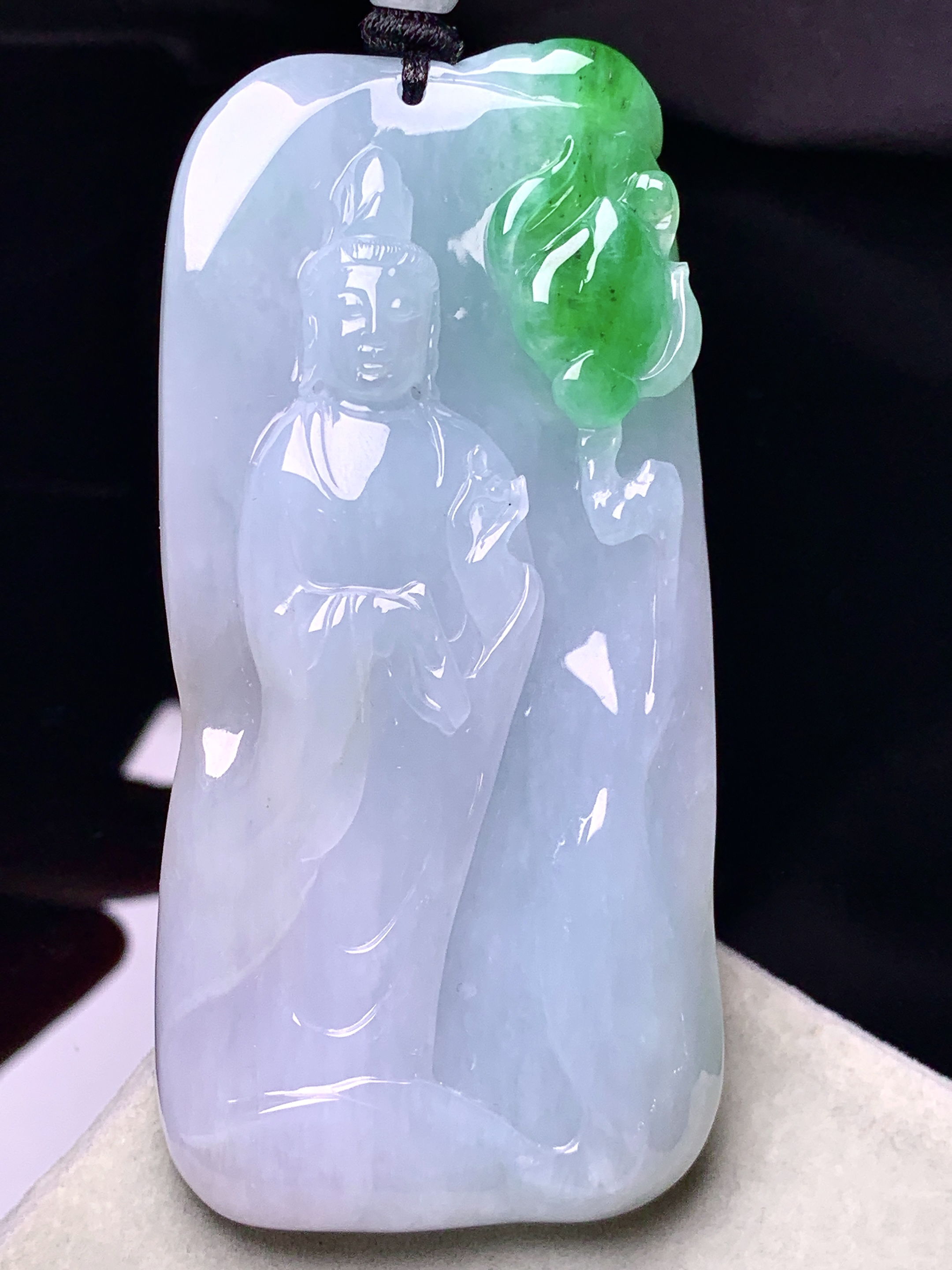 飘绿观音菩萨吊坠 玉质细腻 色泽艳丽清新 水润亮眼 整体尺寸77.5*38*12w1