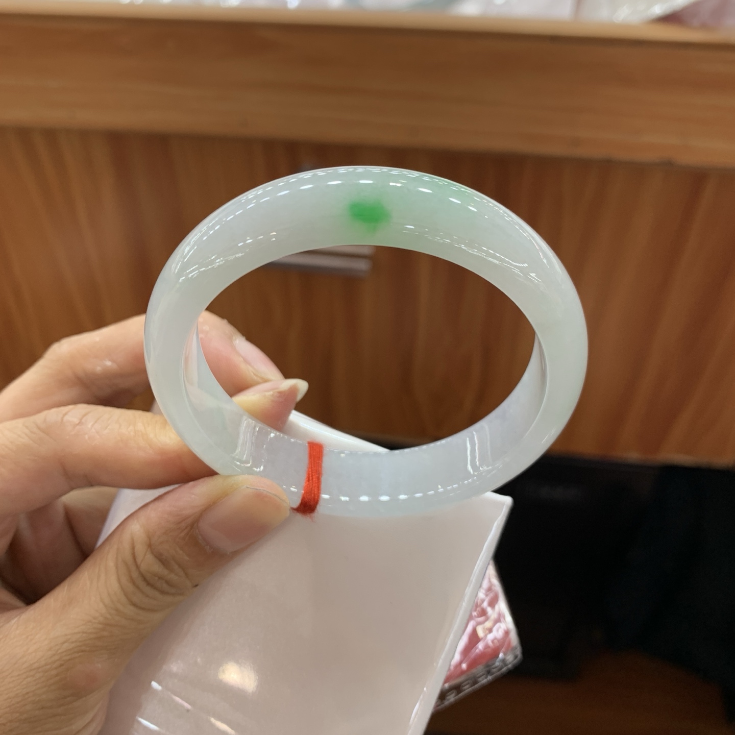 042922GX，飘绿宽版正圈翡翠手镯，56.7-14.3-7.5
