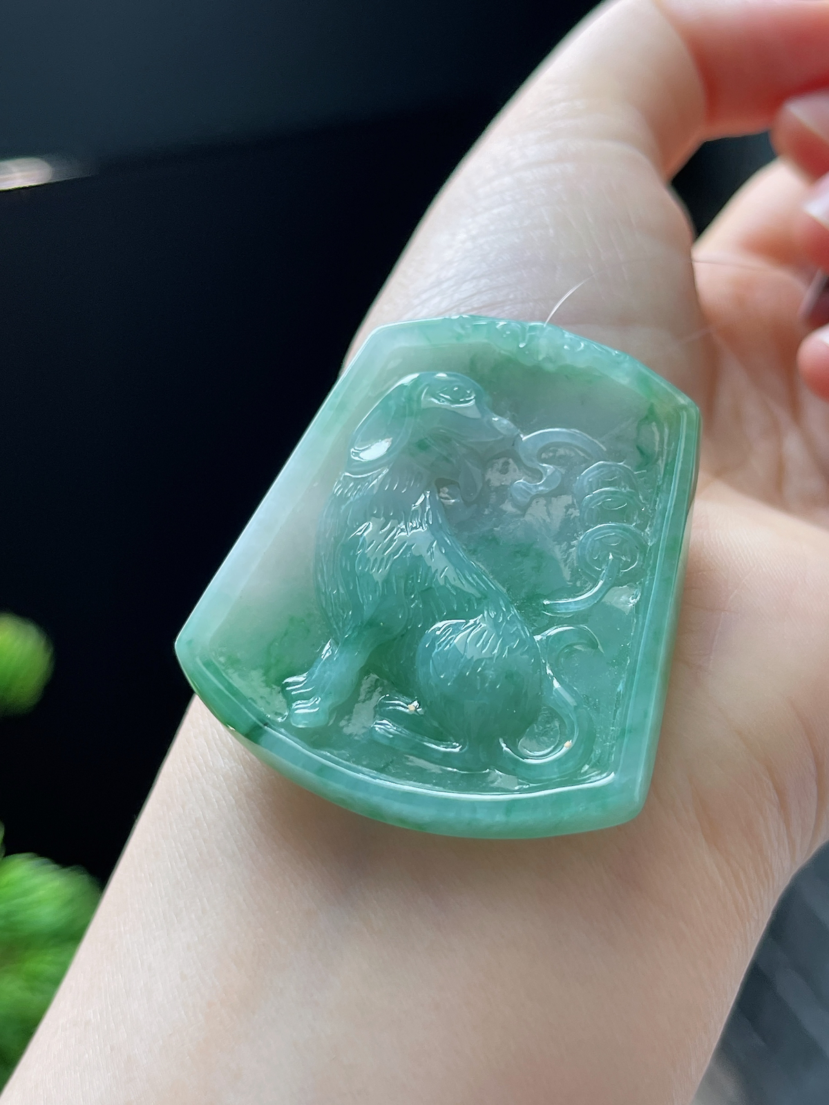 翡翠糯化种飘绿属相狗吊坠