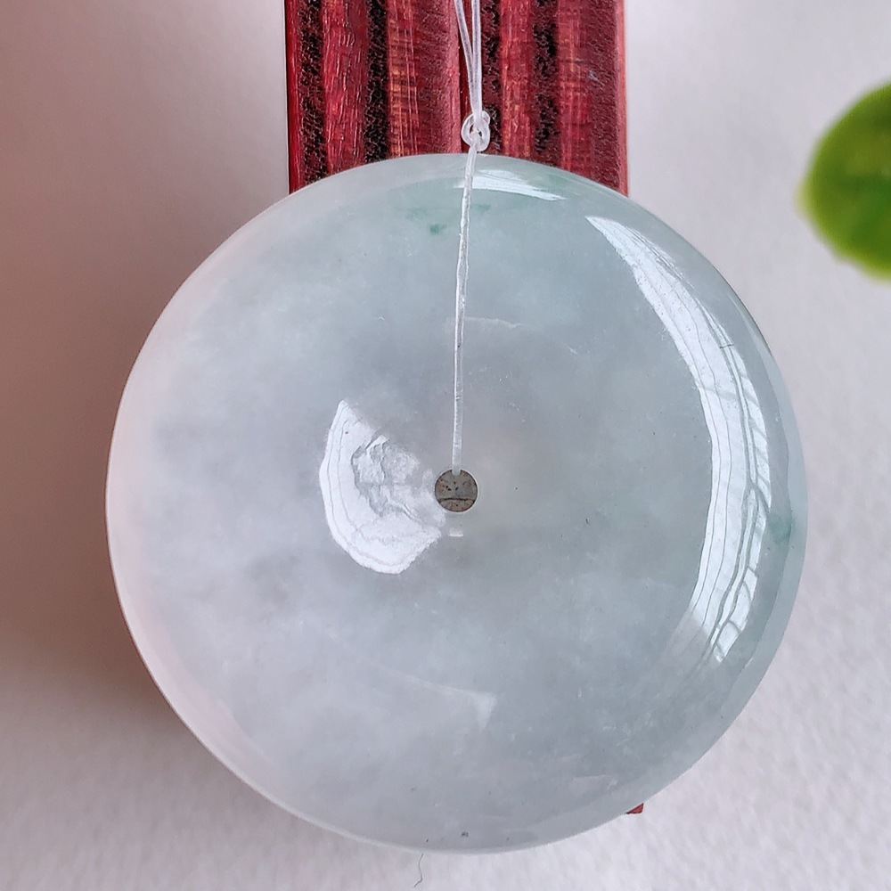 冰润飘花平安扣吊坠，厚装饱满，冰润剔透，细腻水足，种质润泽，飘花灵动，佩戴优雅大气，W49.27   尺寸：27-6mm