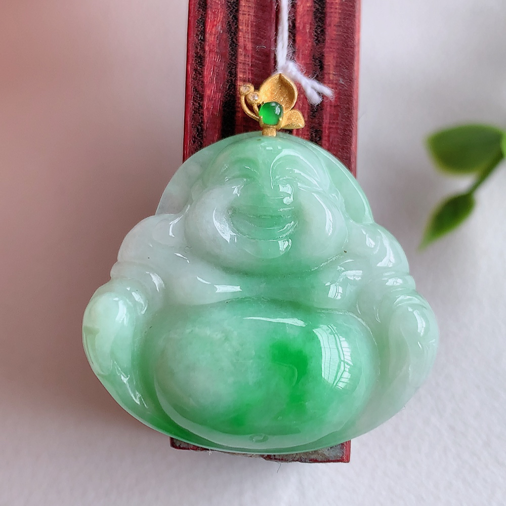 18k金扣冰润飘阳绿佛公挂件 玉质细腻  精雕弥勒佛，笑佛福耳垂肩，面相喜庆，开怀大笑，憨态可掬。惟妙惟肖，寓意福禄双全，吉祥美满，笑口常开 W415.27 尺寸：24.3-27-5.8mm