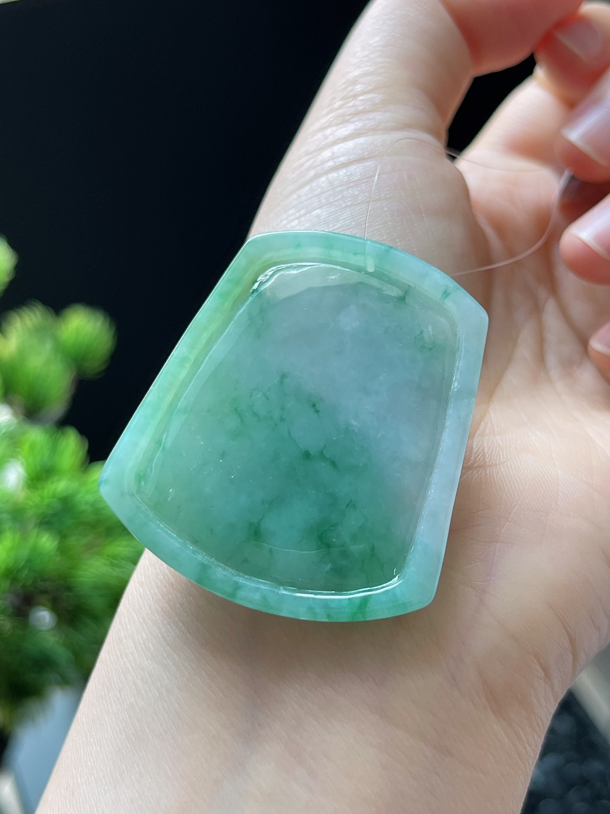 翡翠糯化种飘绿属相狗吊坠