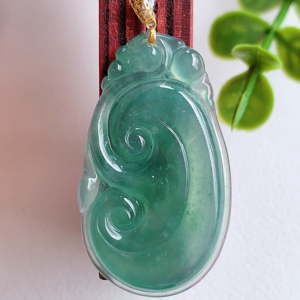 18k金扣冰润蓝冰吉祥如意翡翠吊坠  寓意“万事如意，吉祥如意,福寿绵长 心想事成”饱满大气，通透水润  W415.27  尺寸：38.5-22.5-3.6mm